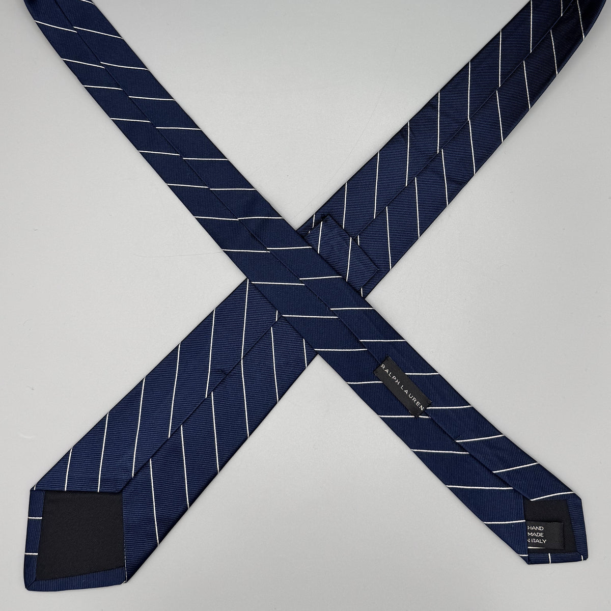 Cravate Ralph Lauren bleu marine à fines rayures blanches