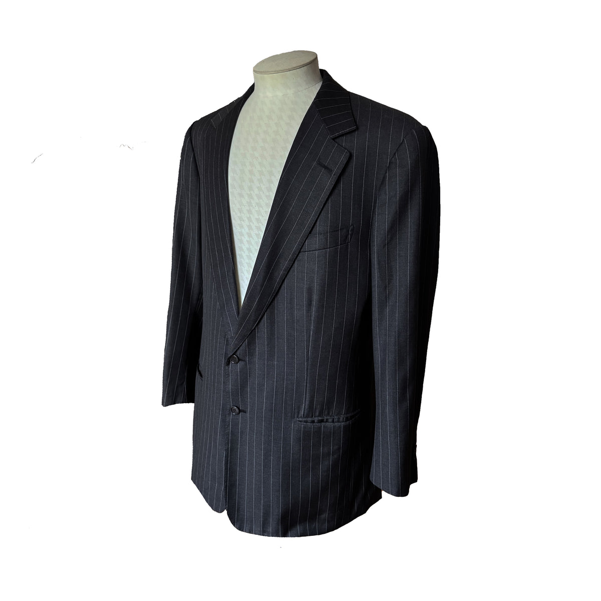 Costume Cifonelli sur mesure noir à fines rayures tennis