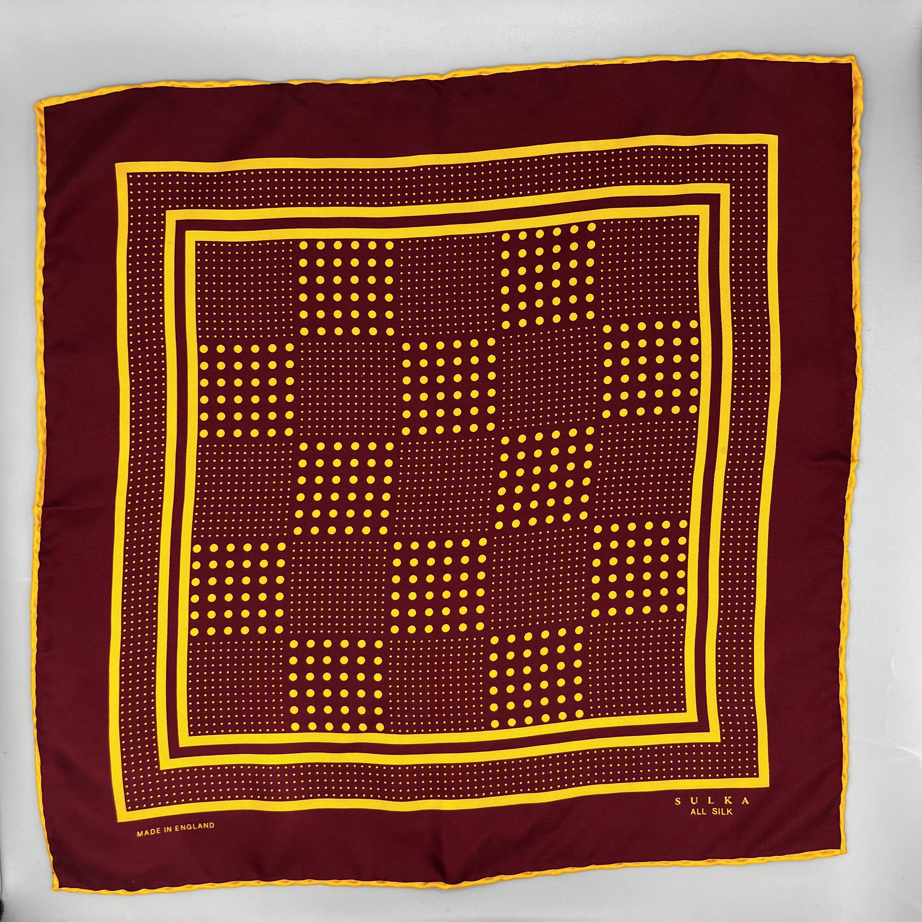 Pochette en soie bordeaux à motifs jaunes Sulka