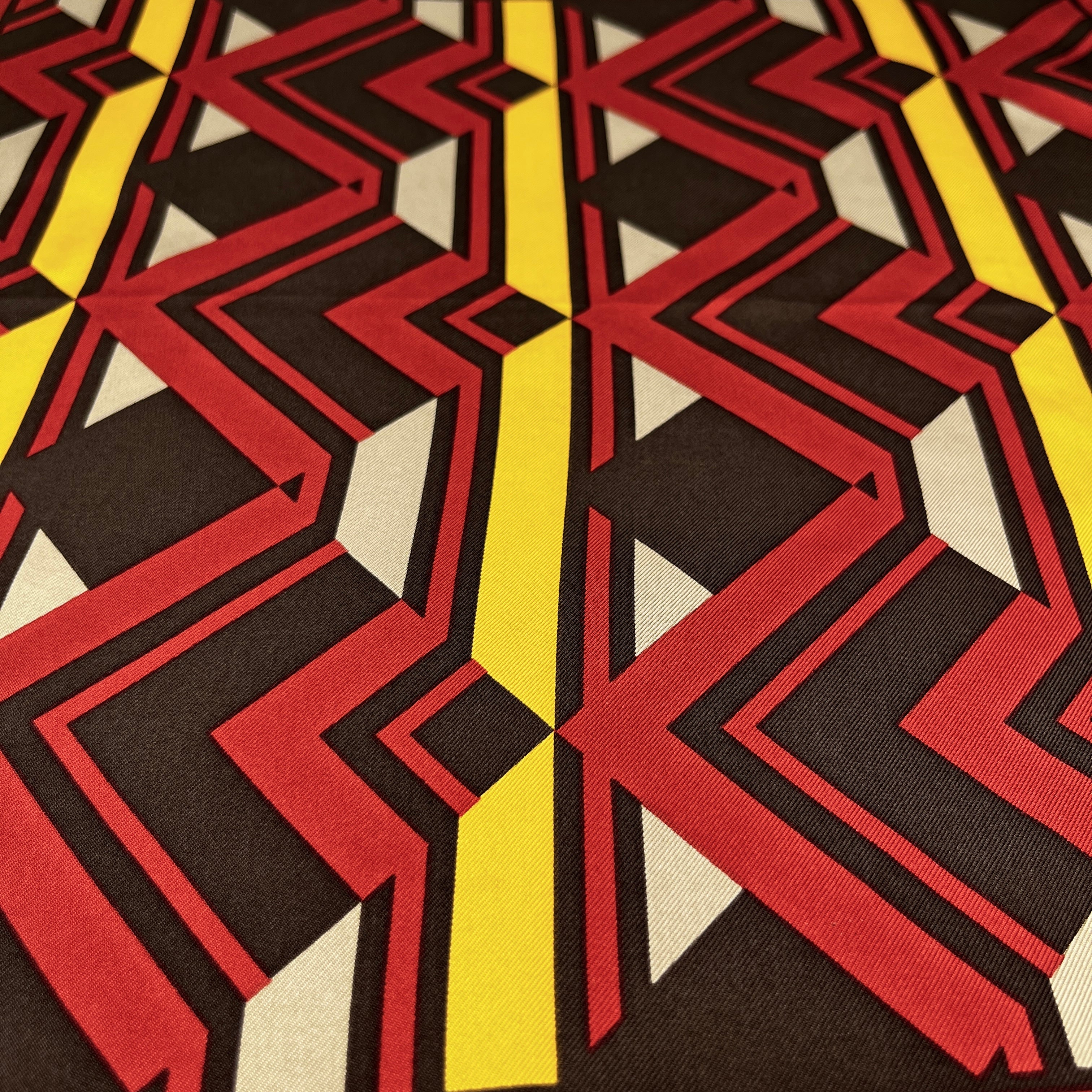 Pochette Lanvin bordeaux à motifs jaunes et noirs