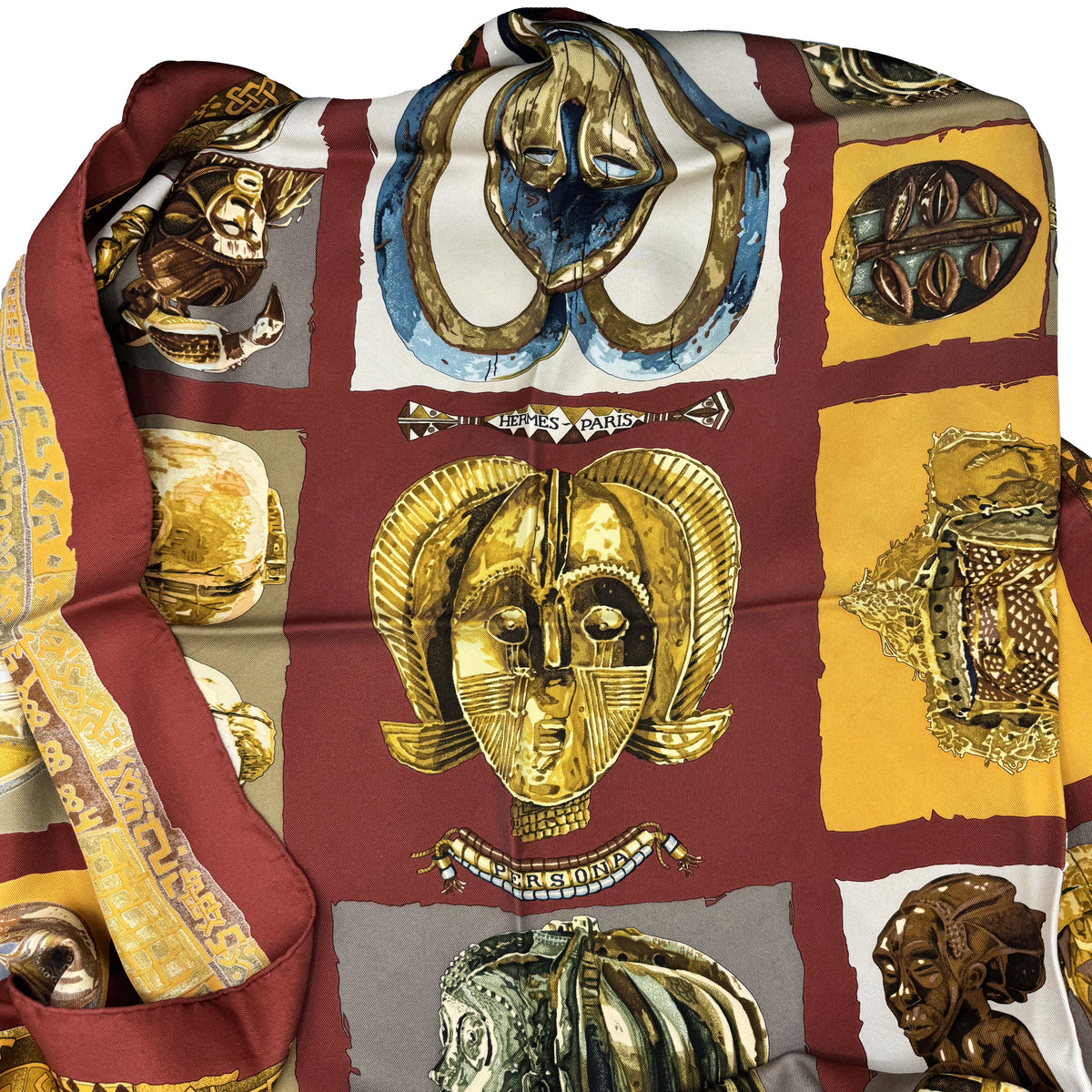 Carré Hermès "Persona", imprimé de masques signé Loïc Dubigeon