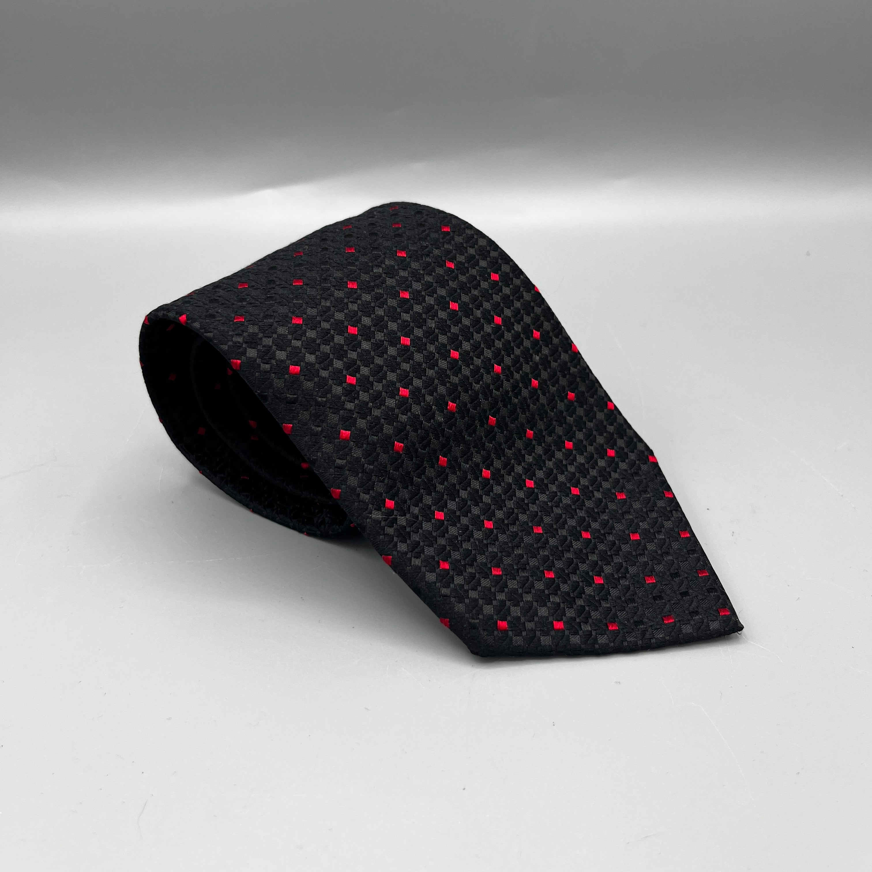 Cravate noire à points rouges Charvet