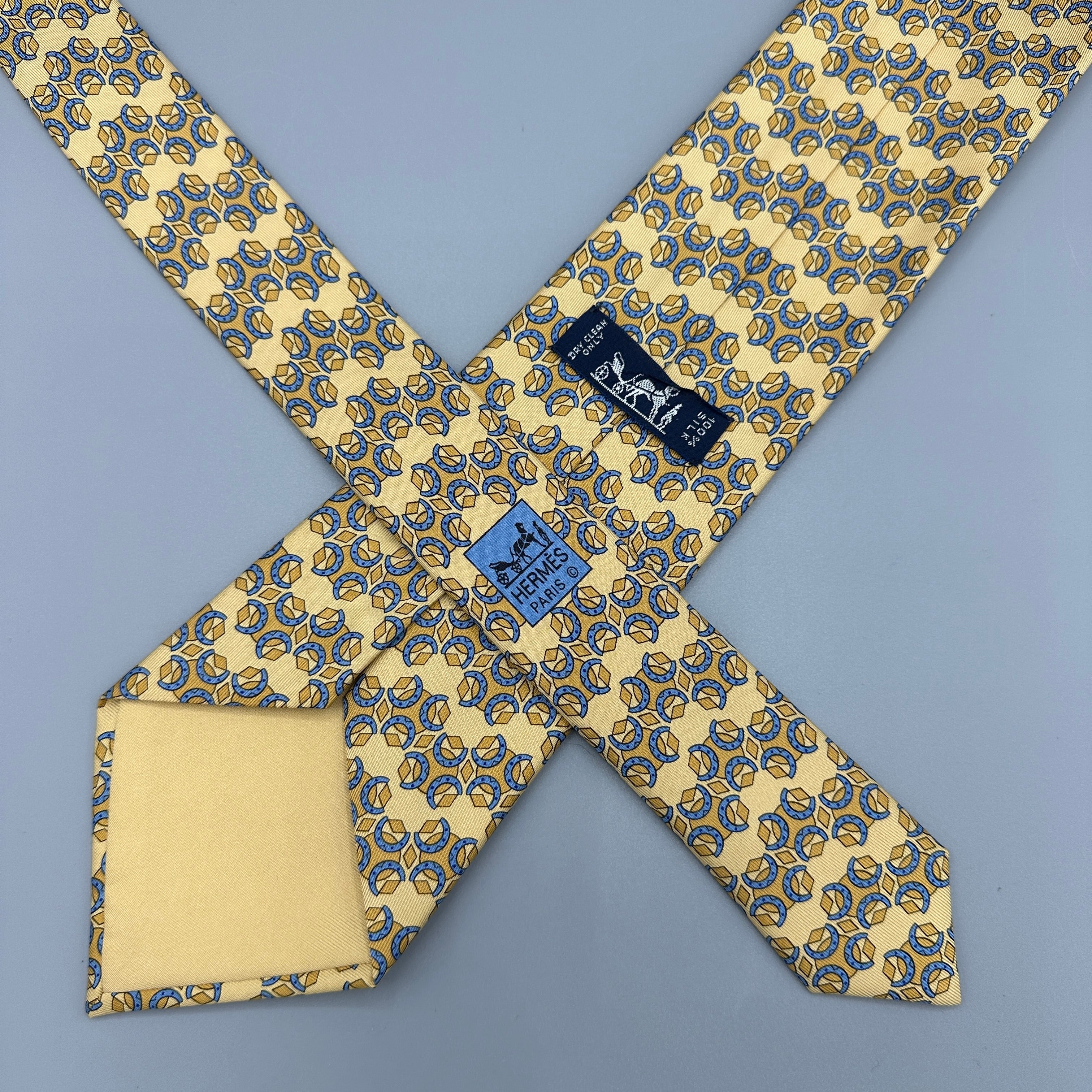 Cravate Hermès jaune à motifs géométriques