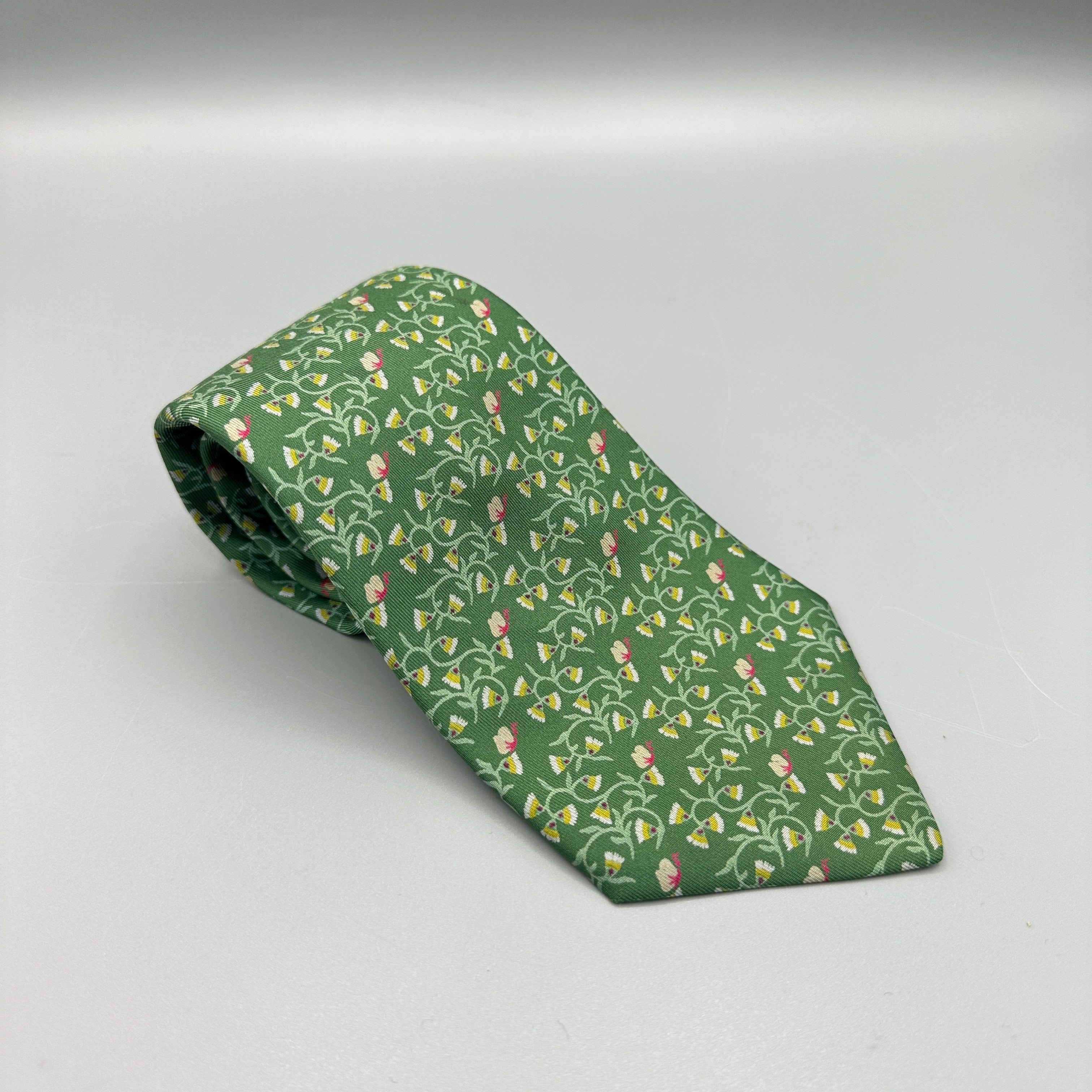 Cravate Hermès à motifs floraux