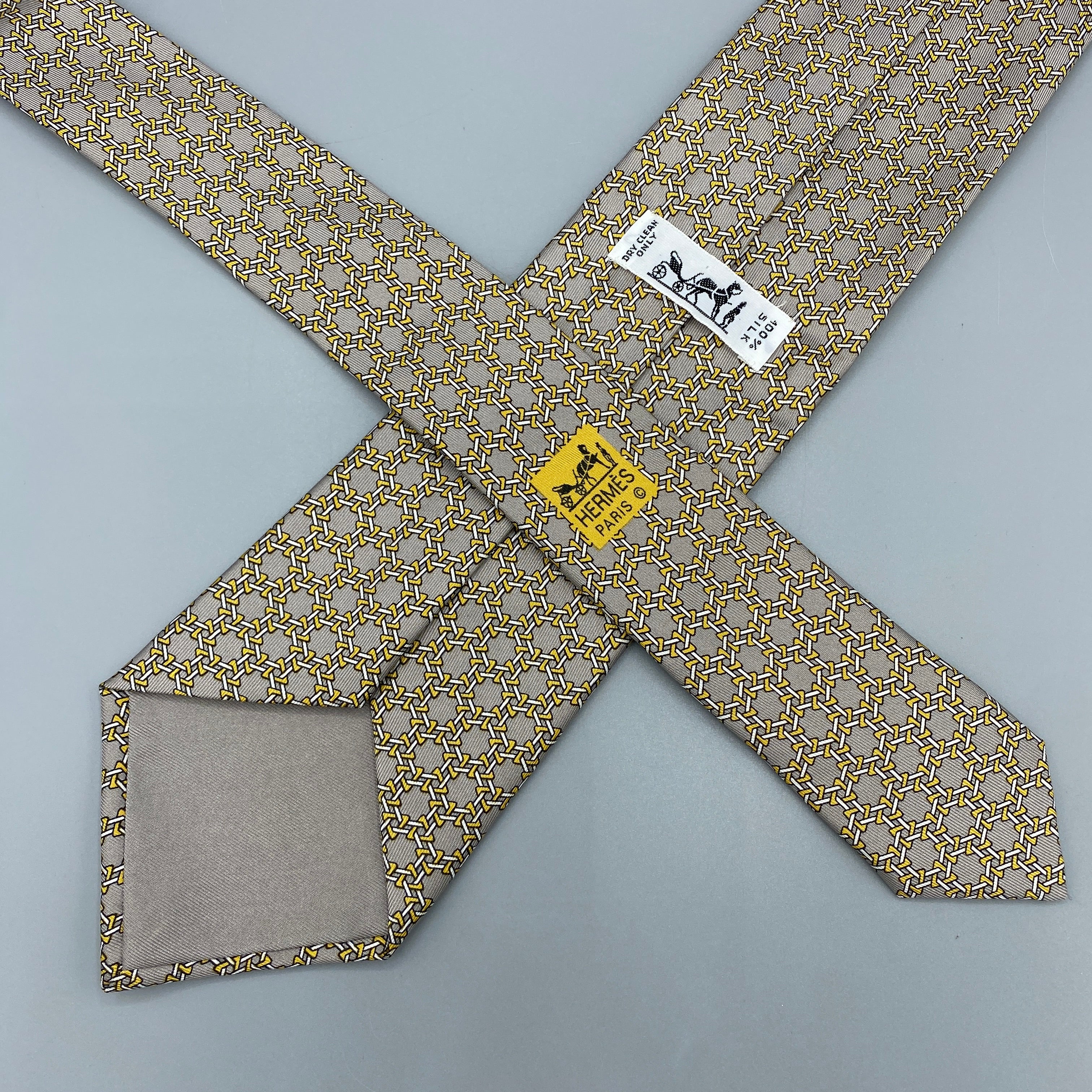Cravate taupe Hermès