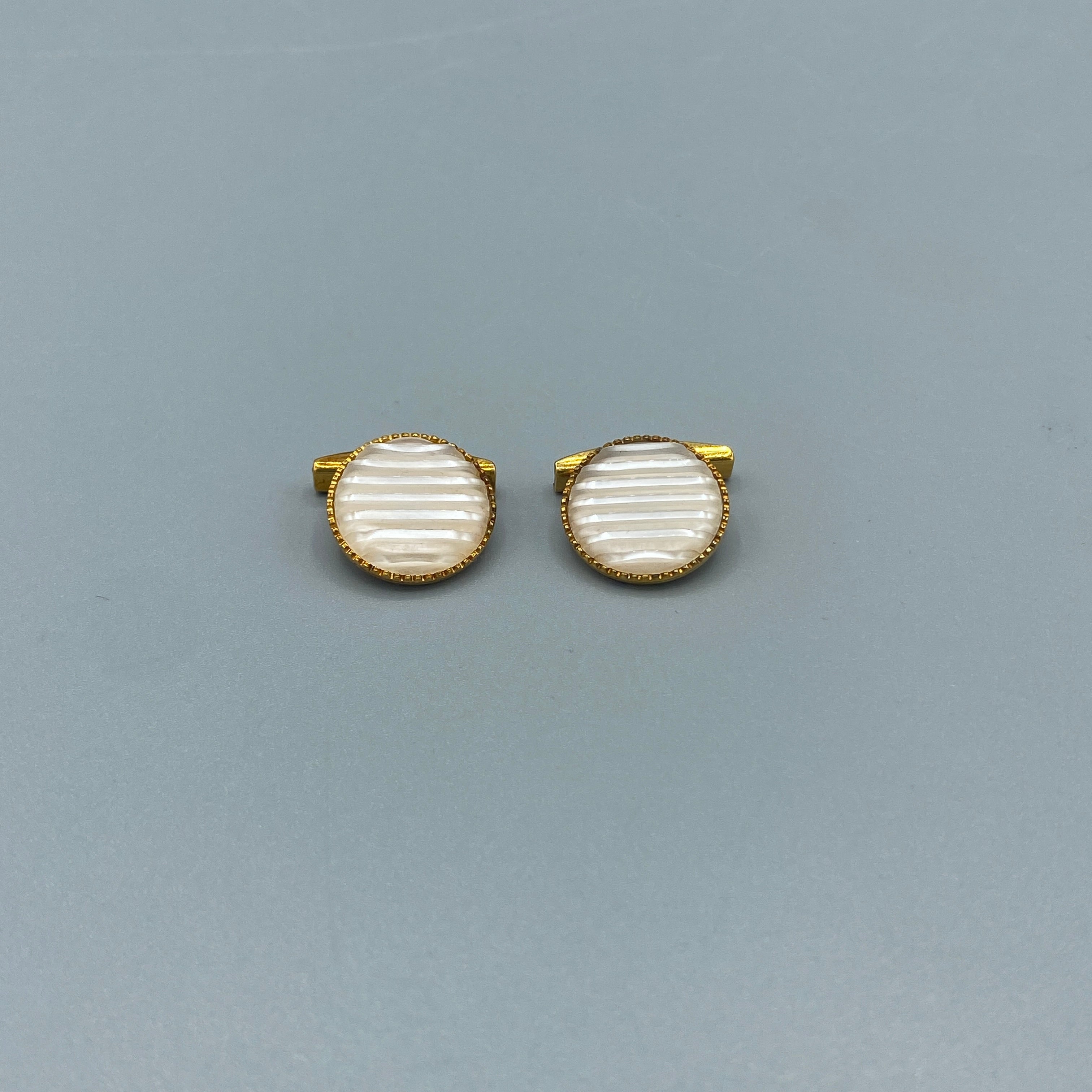 Boutons de manchette dorés à motif nacré