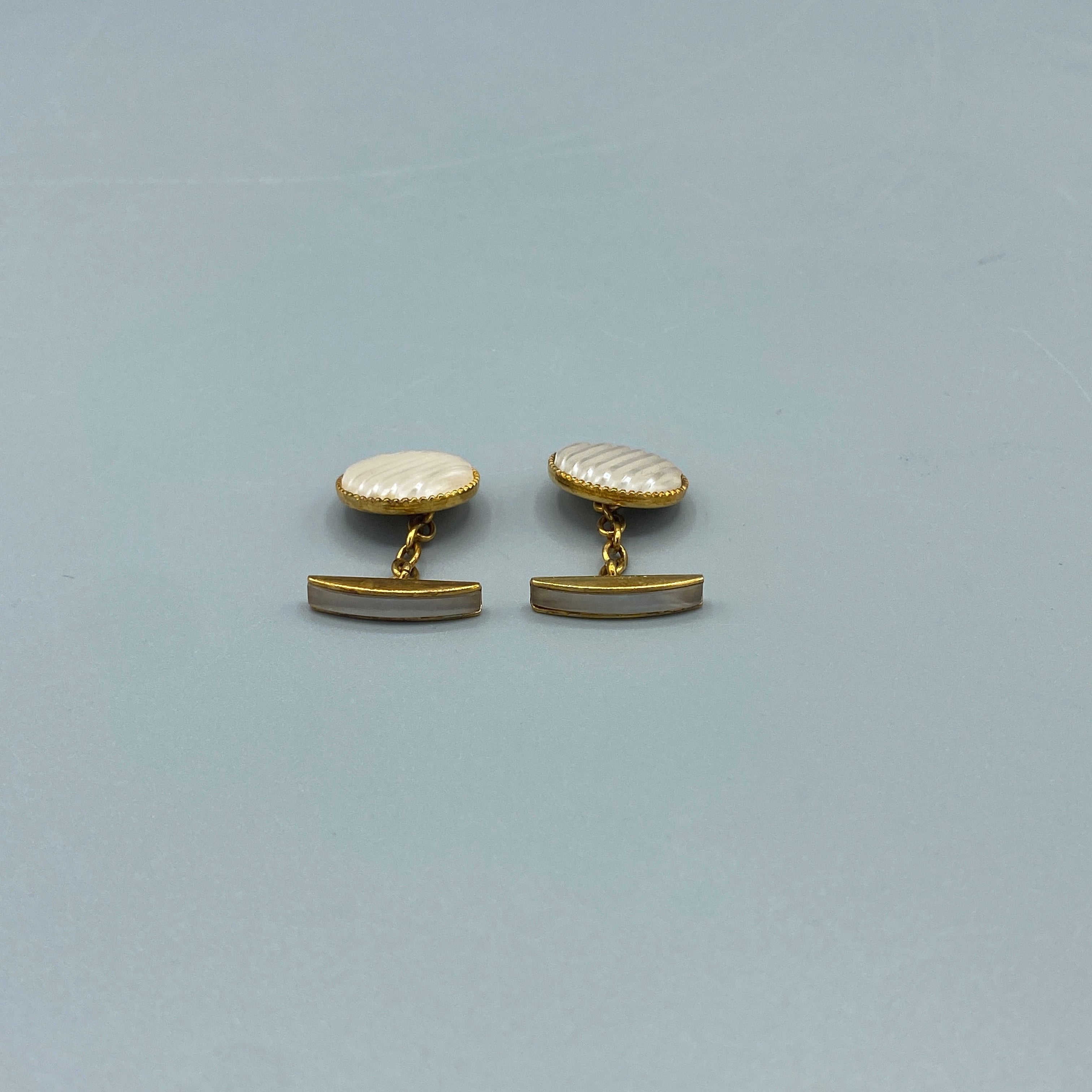 Boutons de manchette dorés à motif nacré