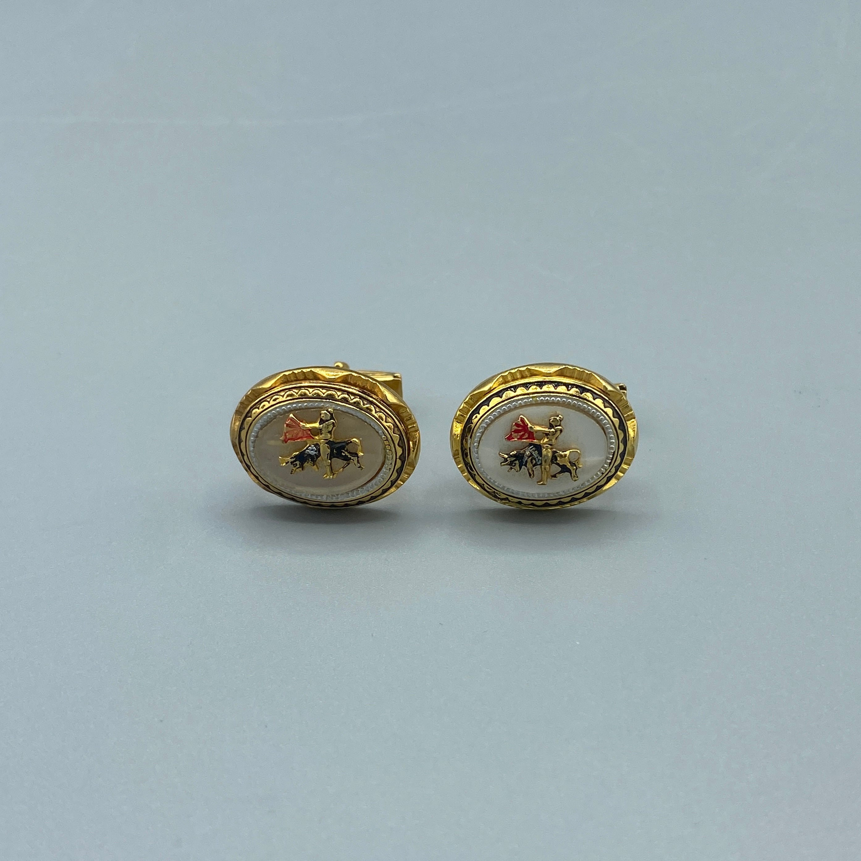 Boutons de manchette dorés ovales motifs toréadors