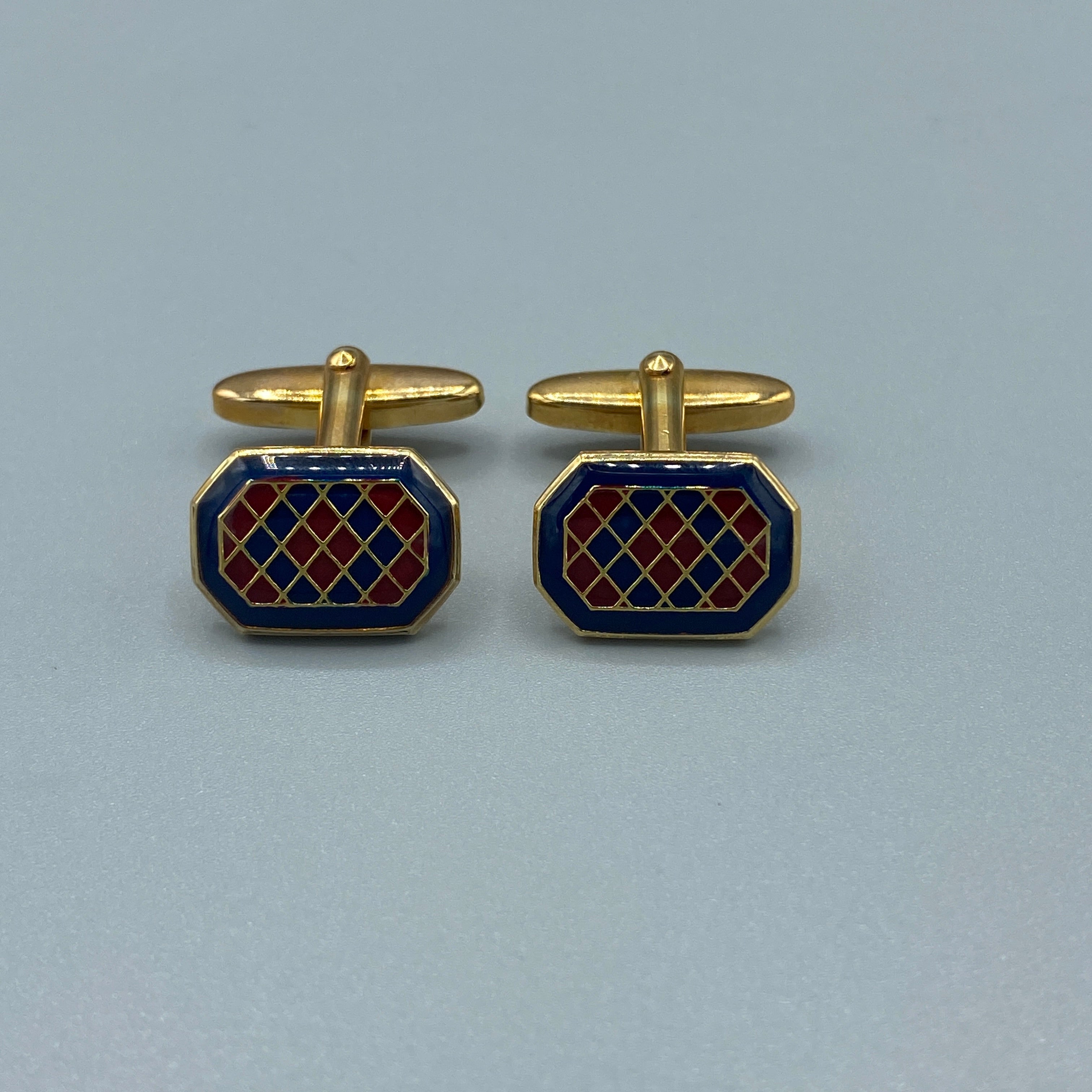 Boutons de manchette dorés à motifs quadrillés