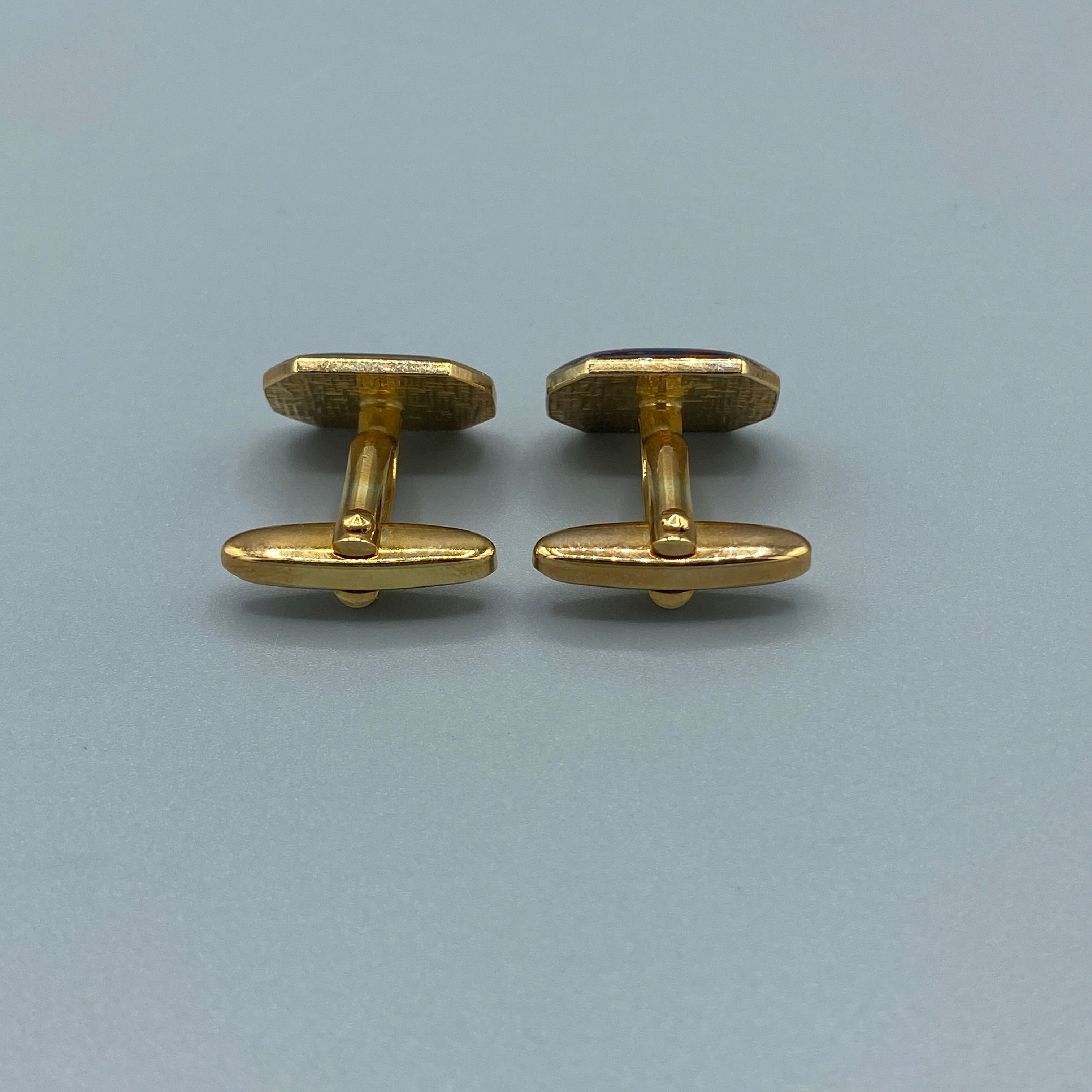 Boutons de manchette dorés à motifs quadrillés