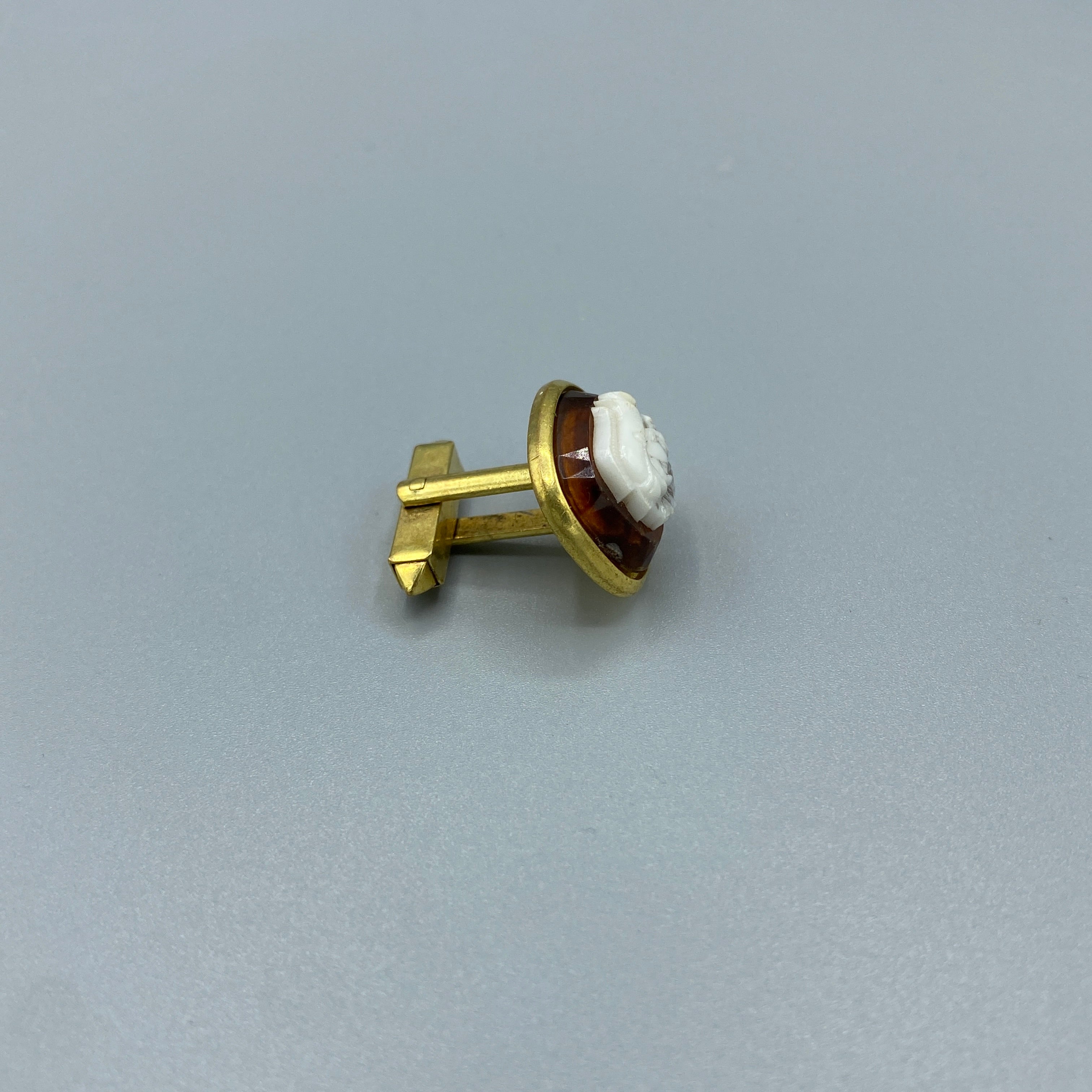 Boutons de manchette vintage avec têtes en relief