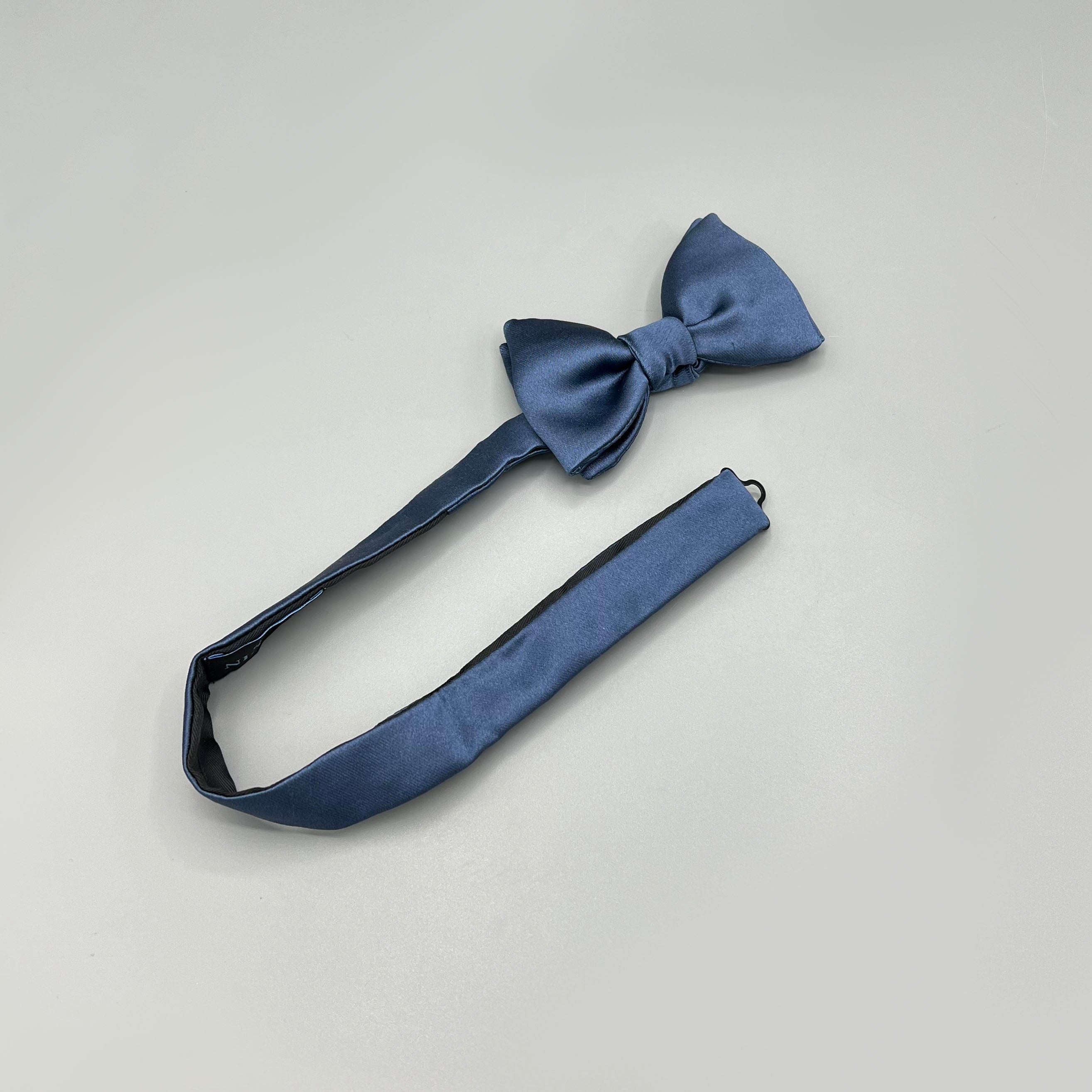 Nœud papillon bleu prénoué Lanvin