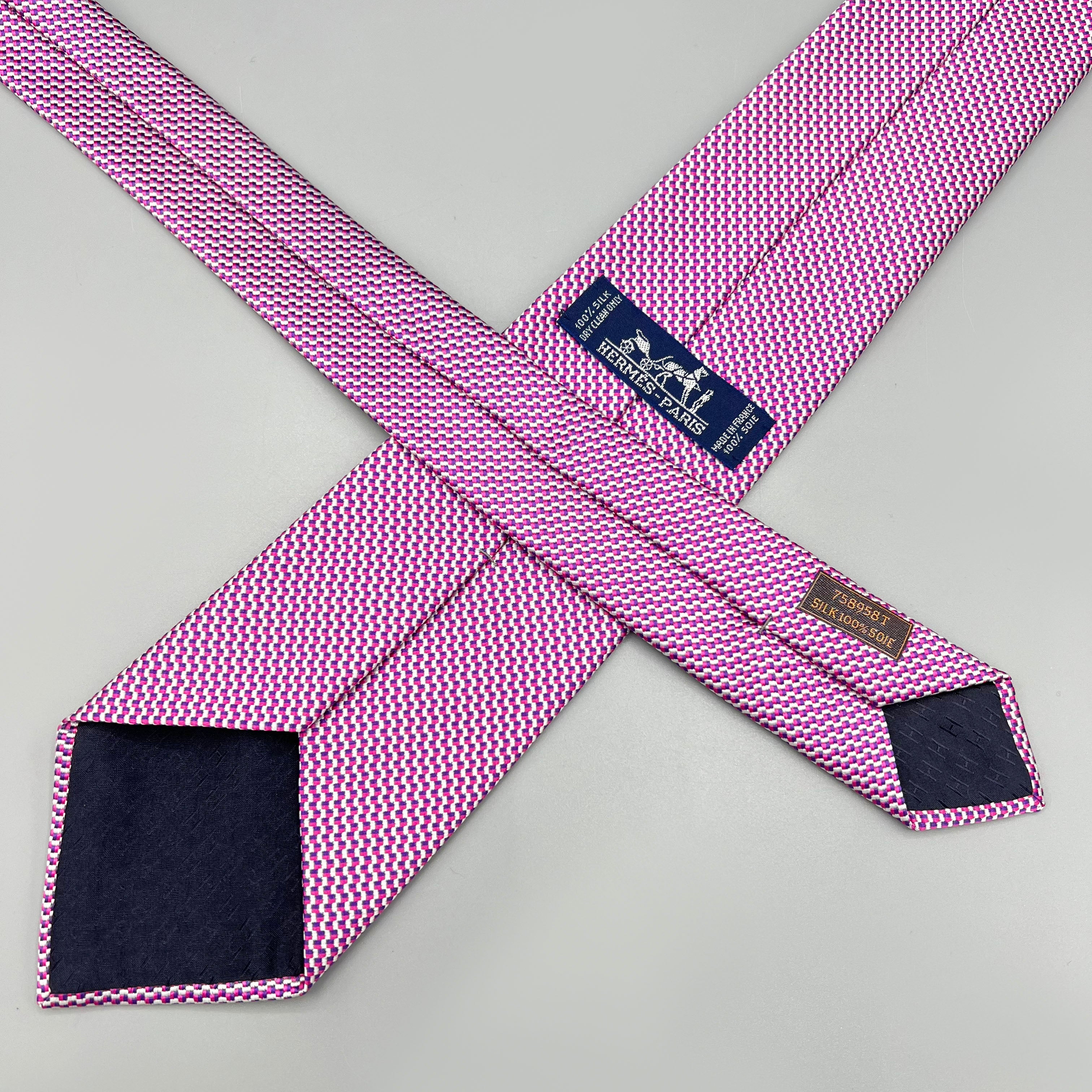 Cravate rose Hermès