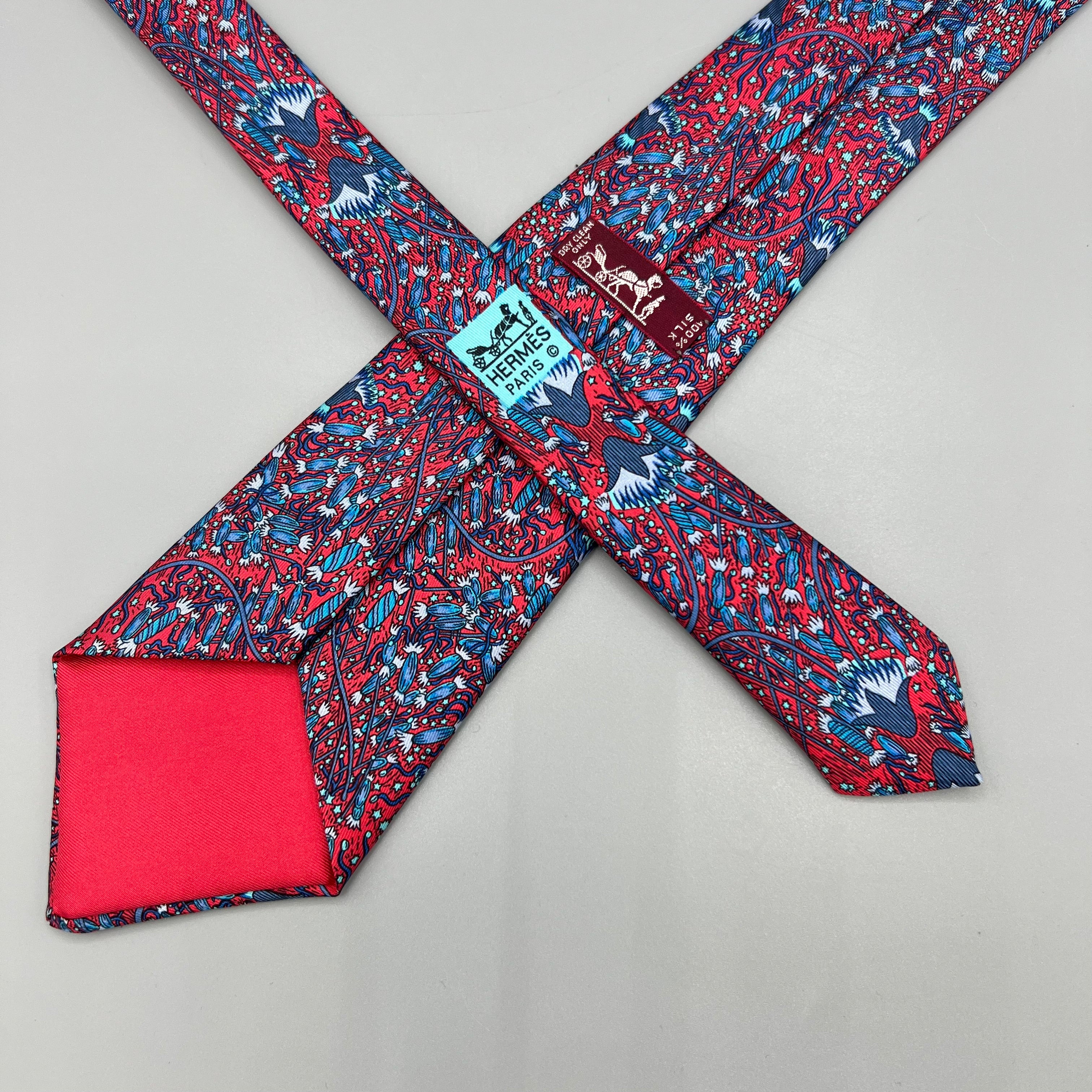 Cravate Hermès rouge à motif floral bleu