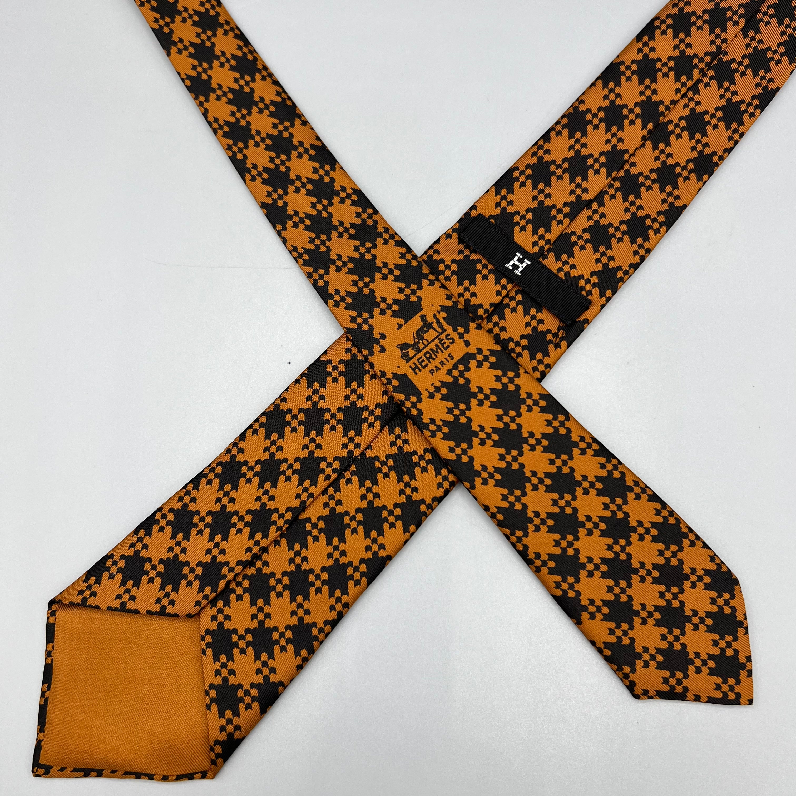 Cravate Hermès marron à motifs pieds-de-coq noirs