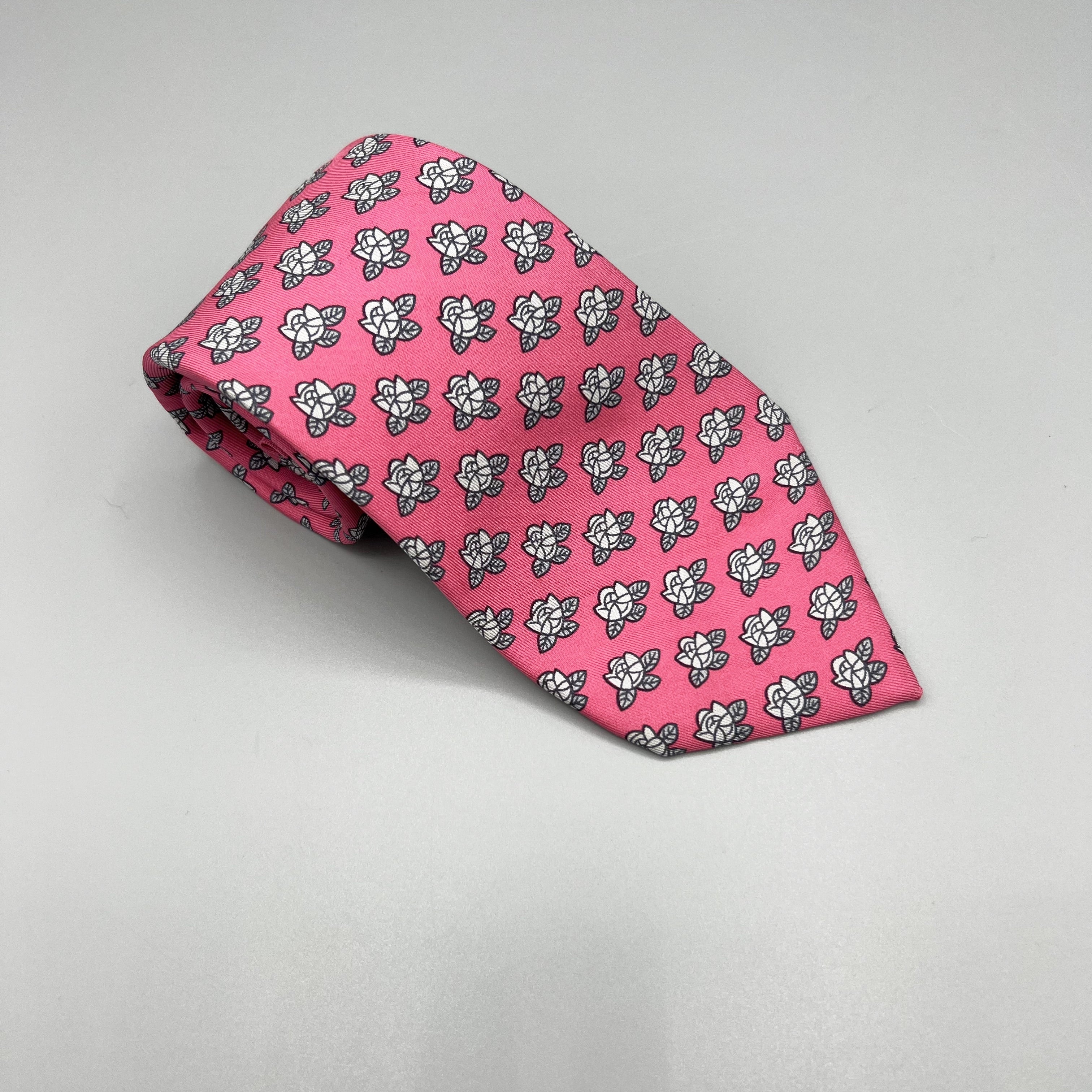 Cravate Hermès rose à fleurs grises