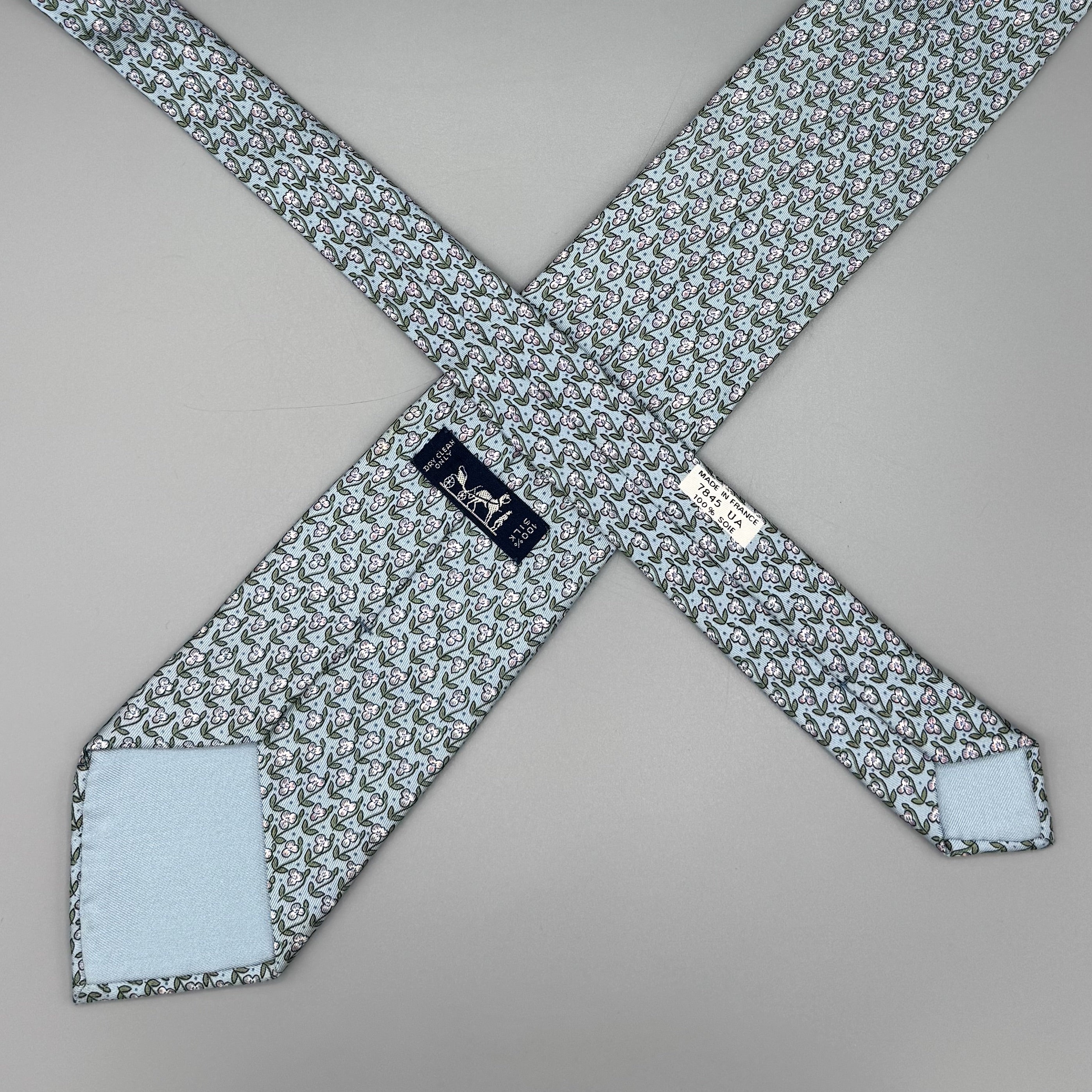 Cravate Hermès bleu pâle à petites fleurs