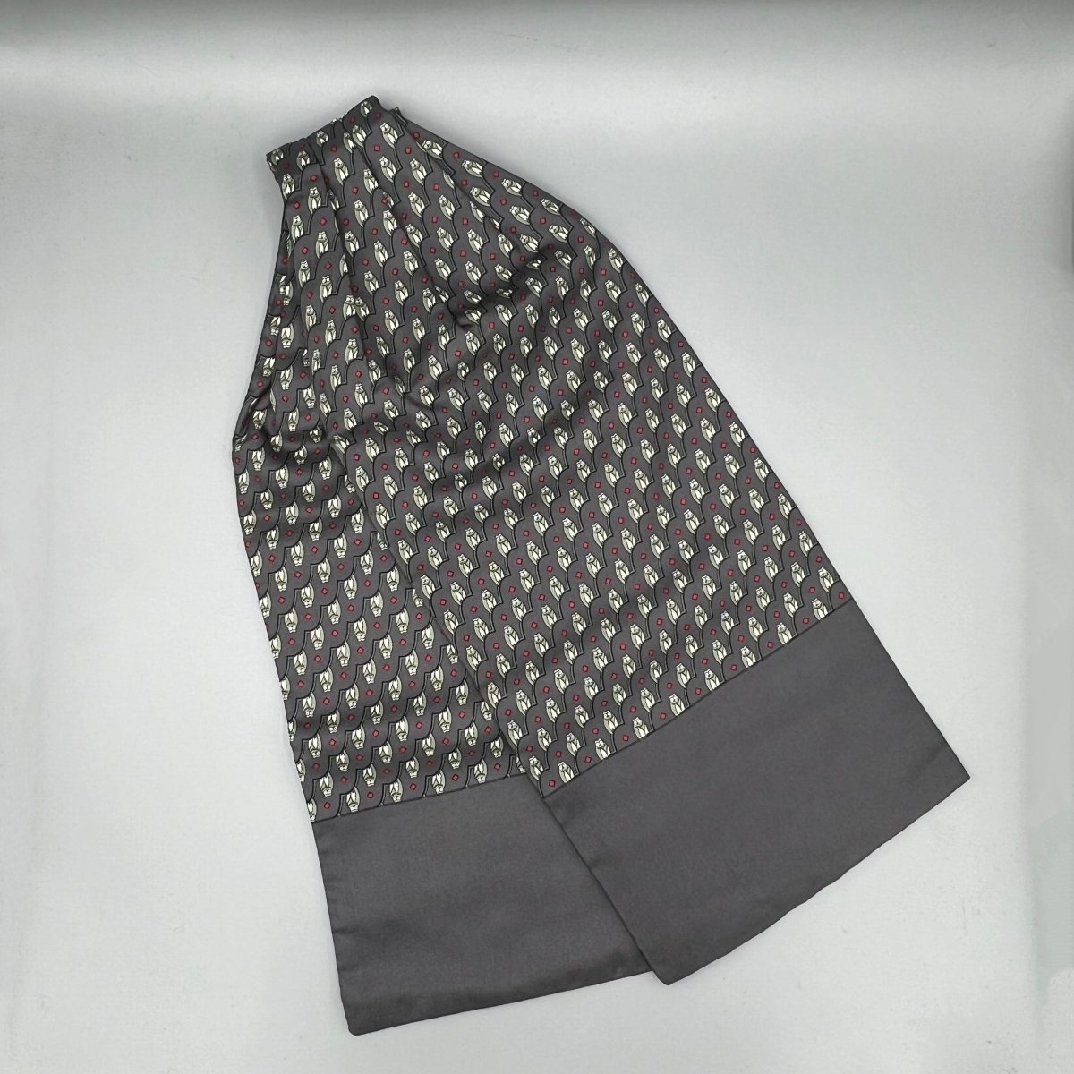 Ascot grise à motif hiboux Hermès - Le Beau Gustave
