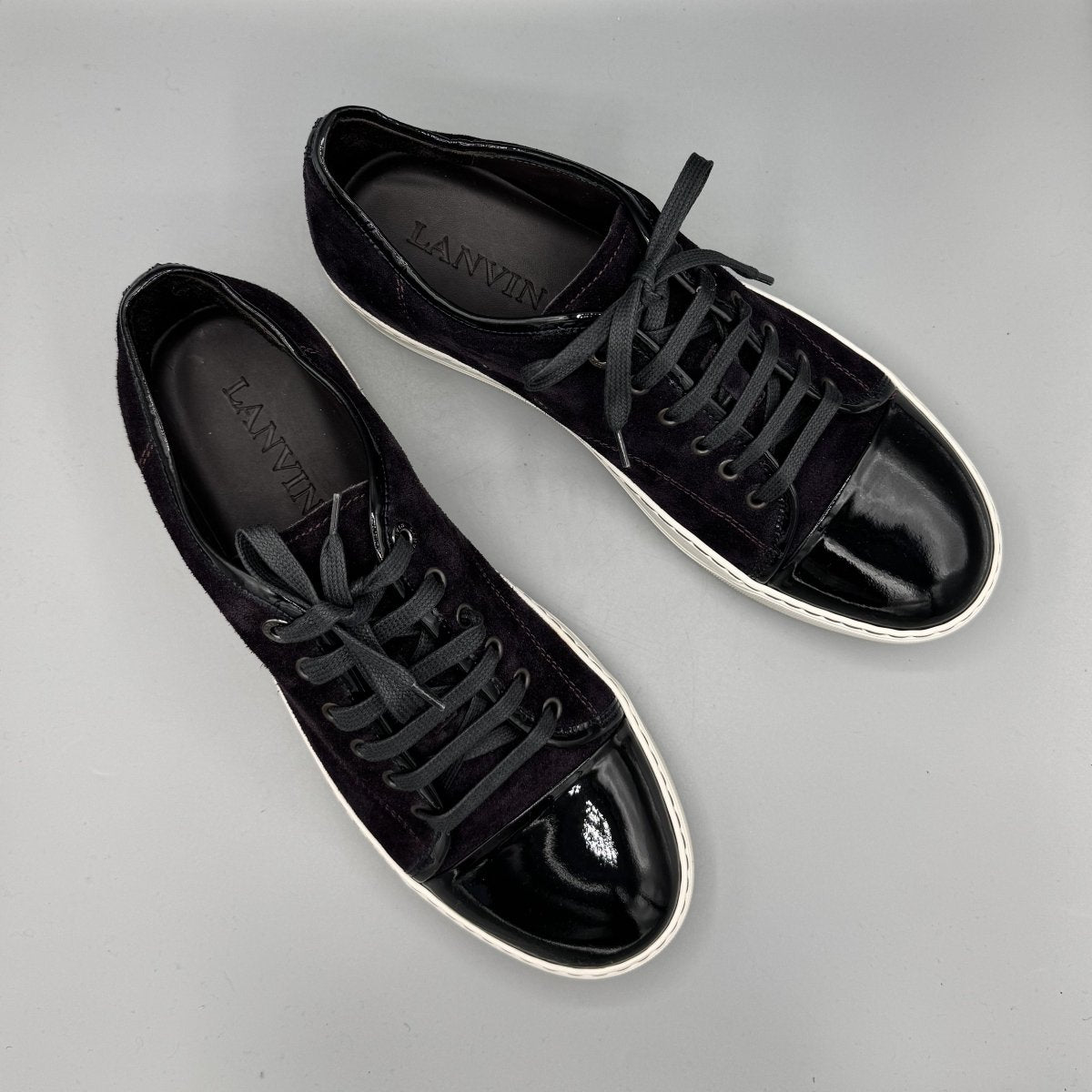 Baskets Lanvin en veau velours bleu foncé et cuir verni noir - Le Beau Gustave