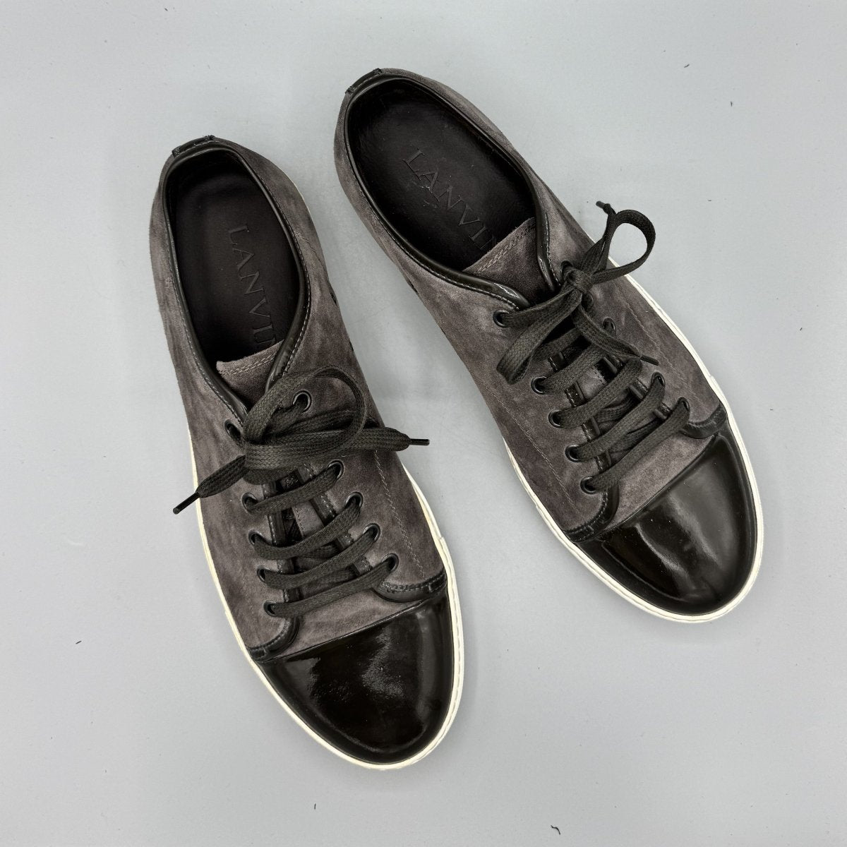 Baskets Lanvin grises en daim et cuir verni - Le Beau Gustave