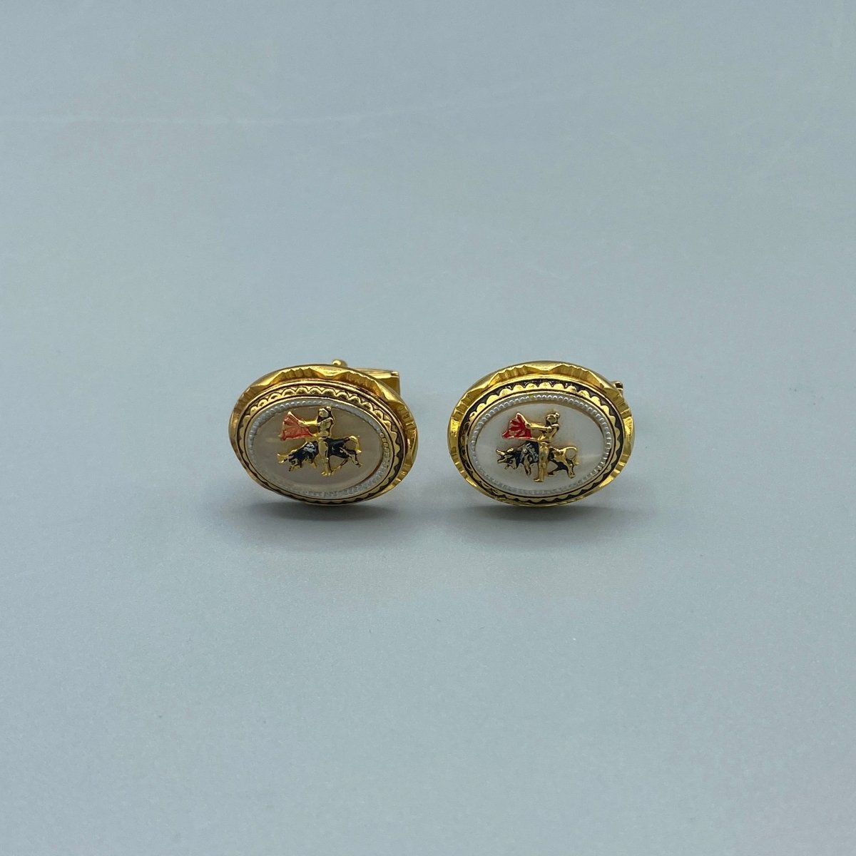 Boutons de manchette dorés ovales motifs toréadors - Le Beau Gustave
