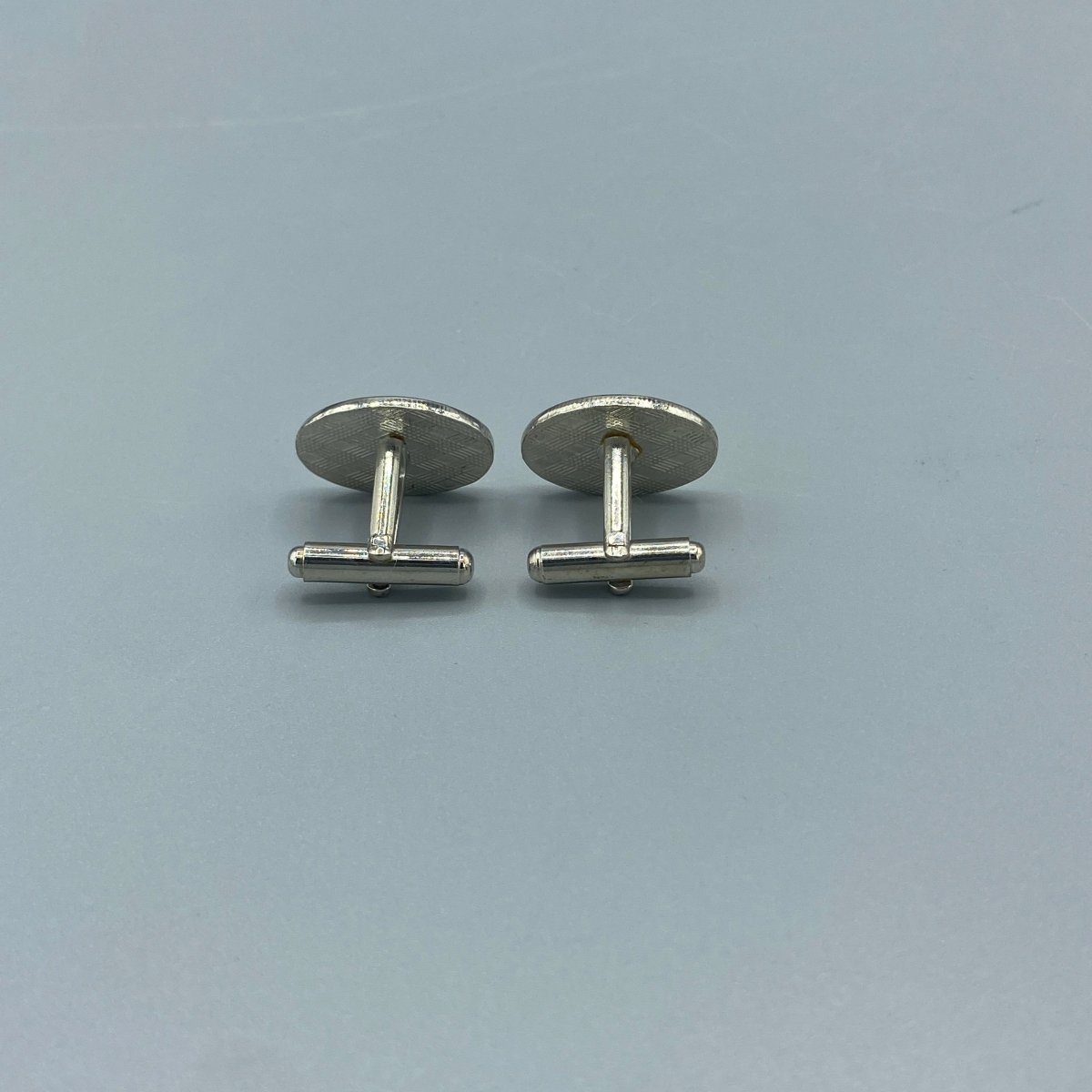 Boutons de manchette ovales argentés guillochés - Le Beau Gustave