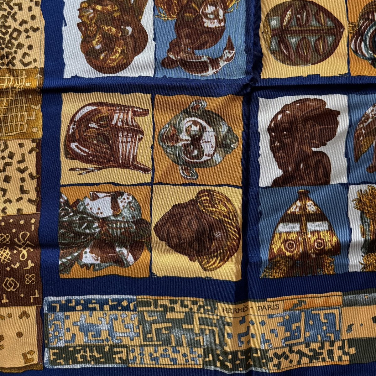 Carré gavroche Hermès imprimé "Persona" bleu à motif ethnique - Le Beau Gustave
