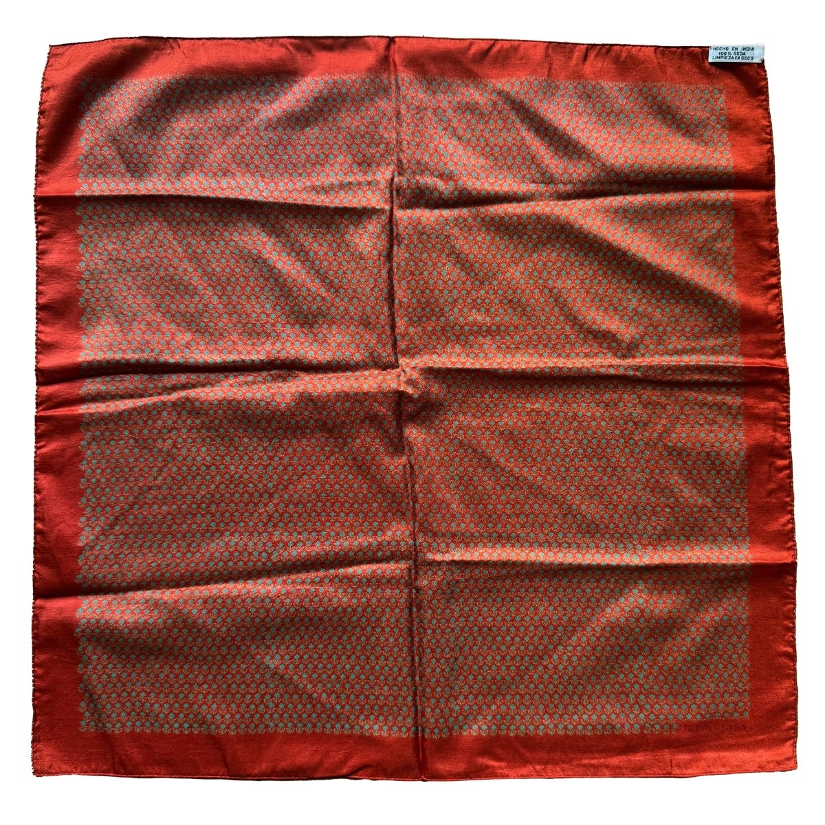 Carré Hermès rouge à motif floral vert indien - Le Beau Gustave