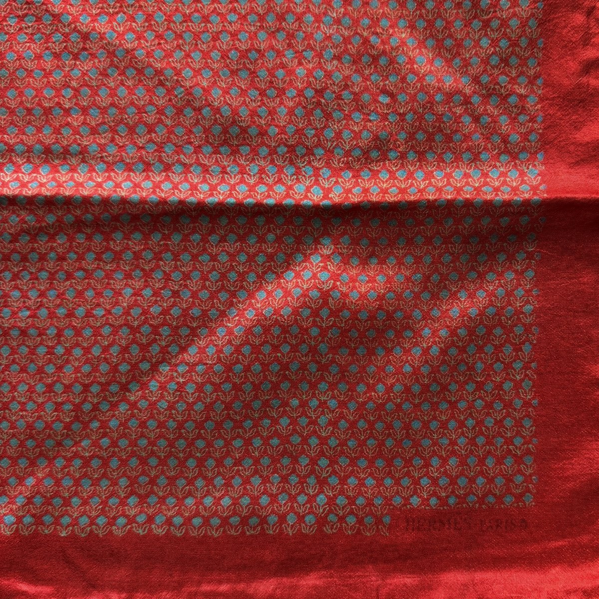Carré Hermès rouge à motif floral vert indien - Le Beau Gustave