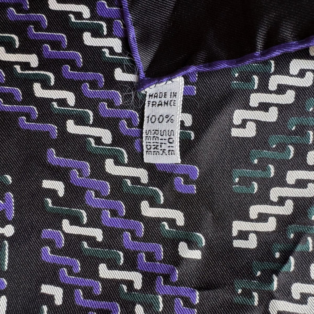 Carré Lanvin noir à motif géométrique - Le Beau Gustave