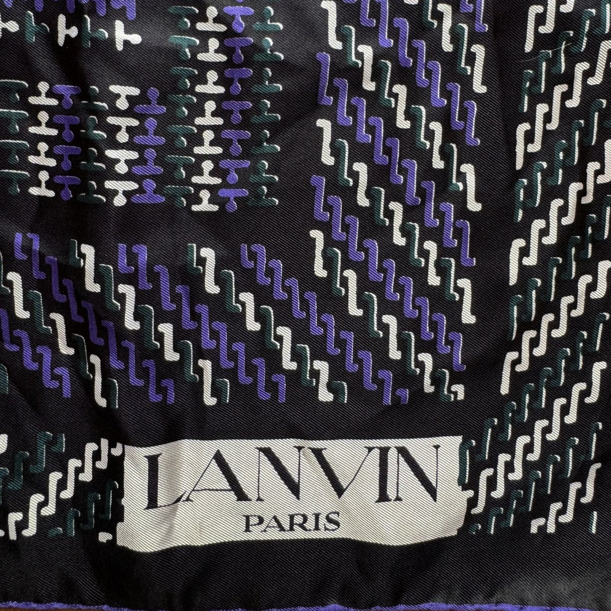 Carré Lanvin noir à motif géométrique - Le Beau Gustave
