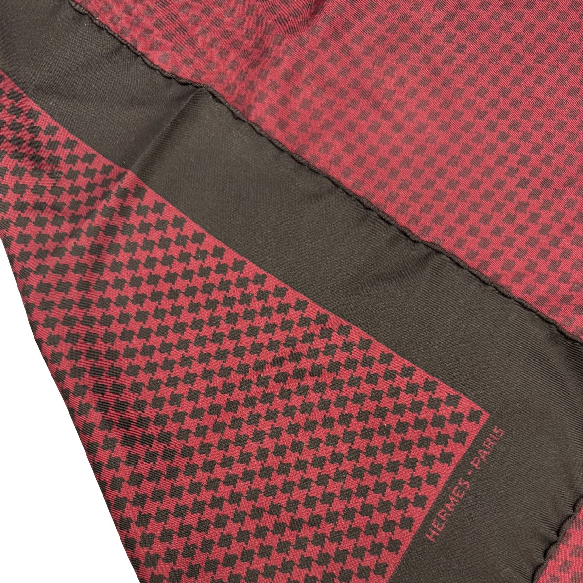 Carré pochette Hermès à motif pied-de-poule bordeaux et marron - Le Beau Gustave