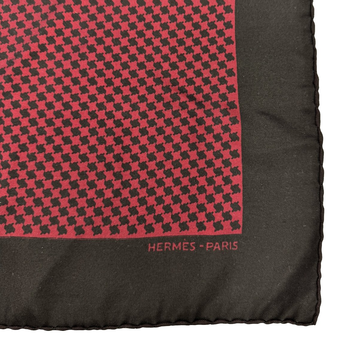 Carré pochette Hermès à motif pied-de-poule bordeaux et marron - Le Beau Gustave