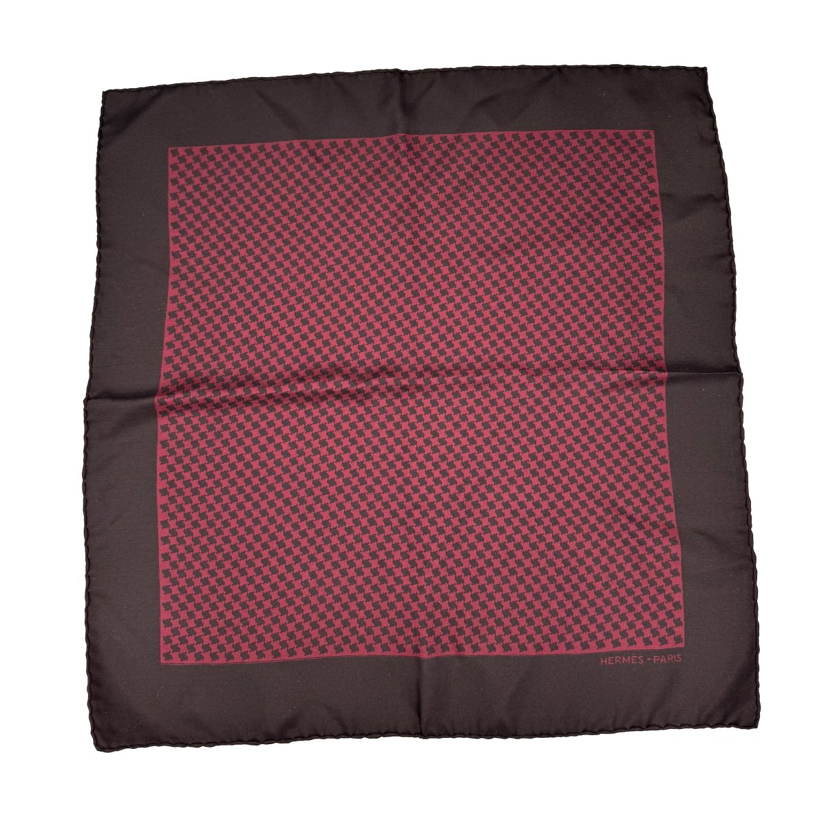Carré pochette Hermès à motif pied-de-poule bordeaux et marron - Le Beau Gustave
