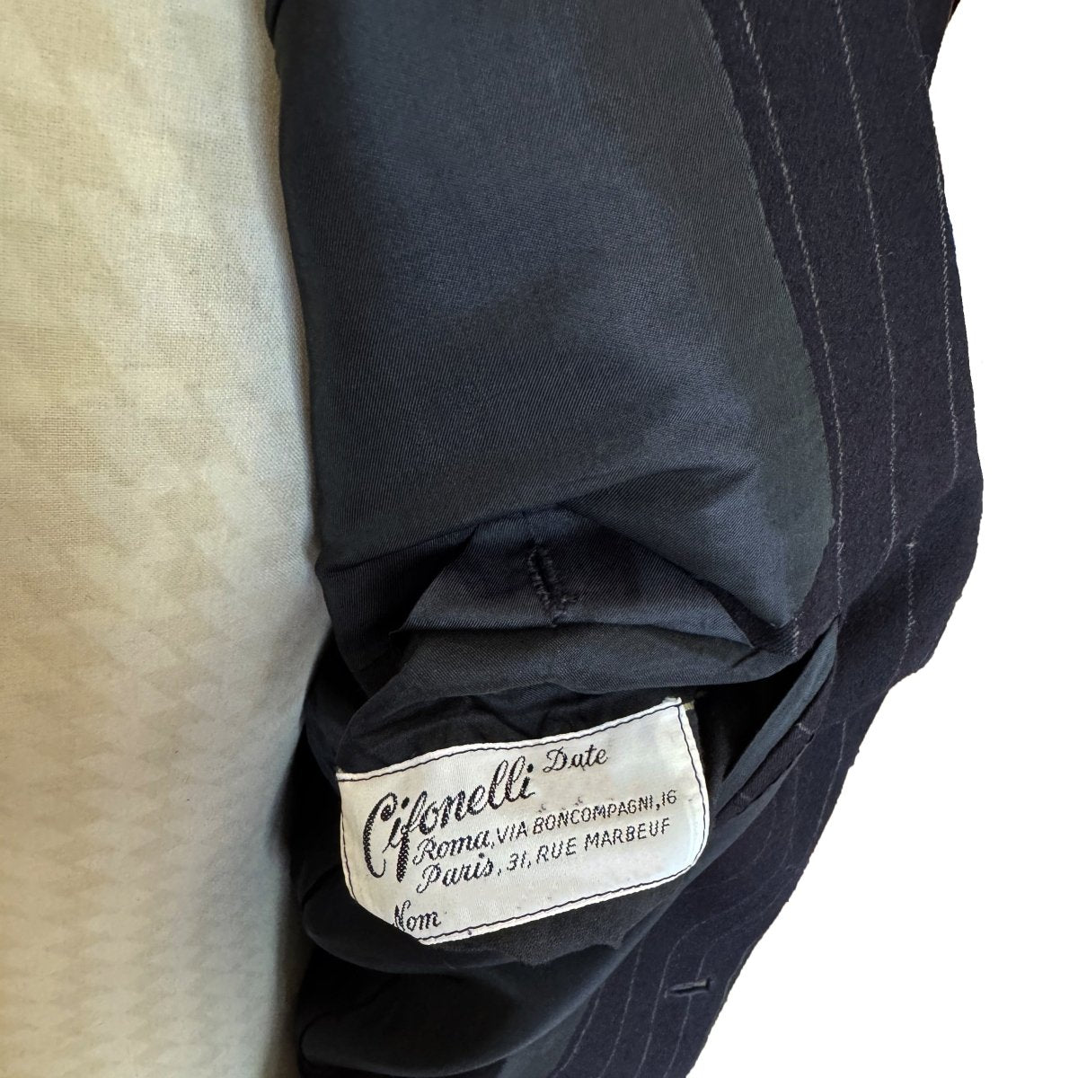 Costume Cifonelli sur mesure bleu marine à rayures tennis - Le Beau Gustave