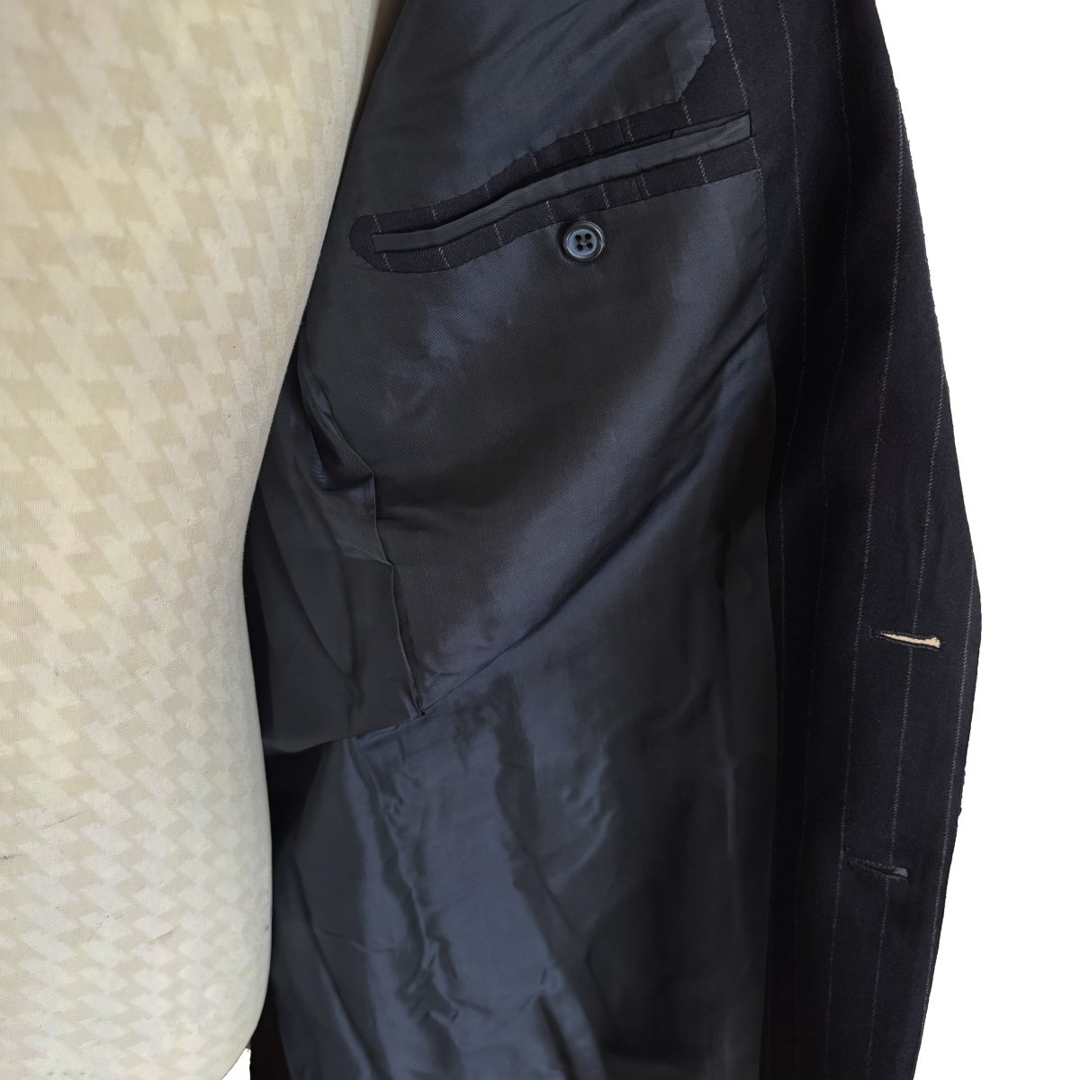 Costume Cifonelli sur mesure bleu marine à rayures tennis - Le Beau Gustave