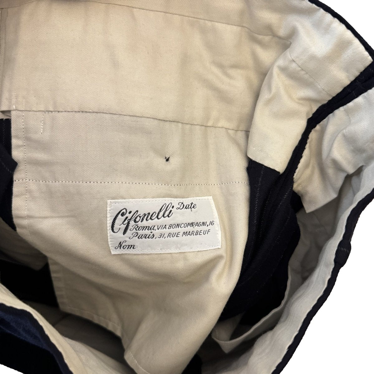 Costume Cifonelli sur mesure bleu marine à rayures tennis - Le Beau Gustave