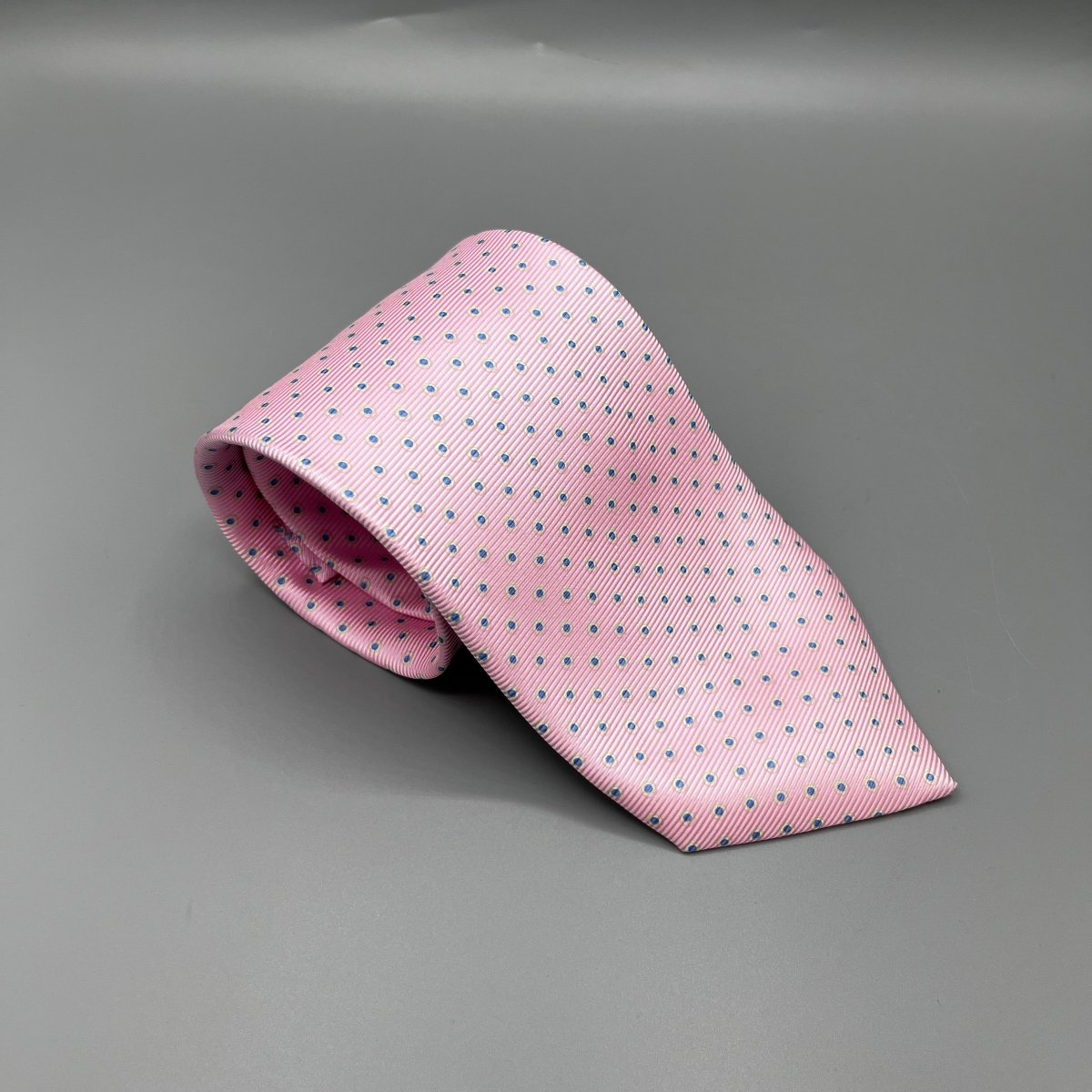 Cravate Atelier della Cravatta rose à pois bleus - Le Beau Gustave