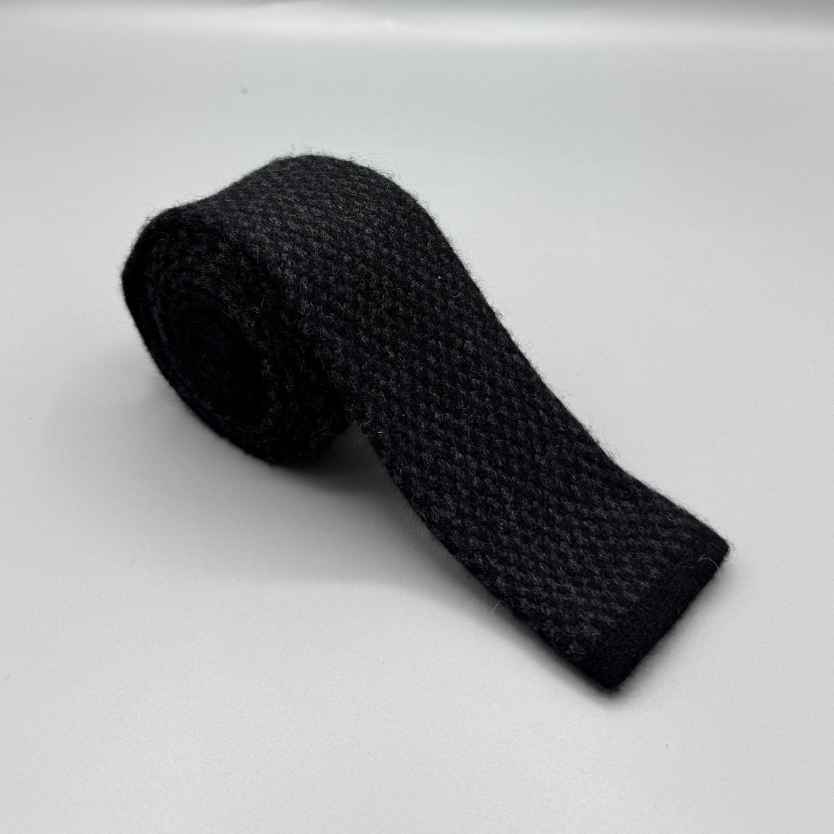 Cravate en maille Ralph Lauren noire et gris anthracite - Le Beau Gustave