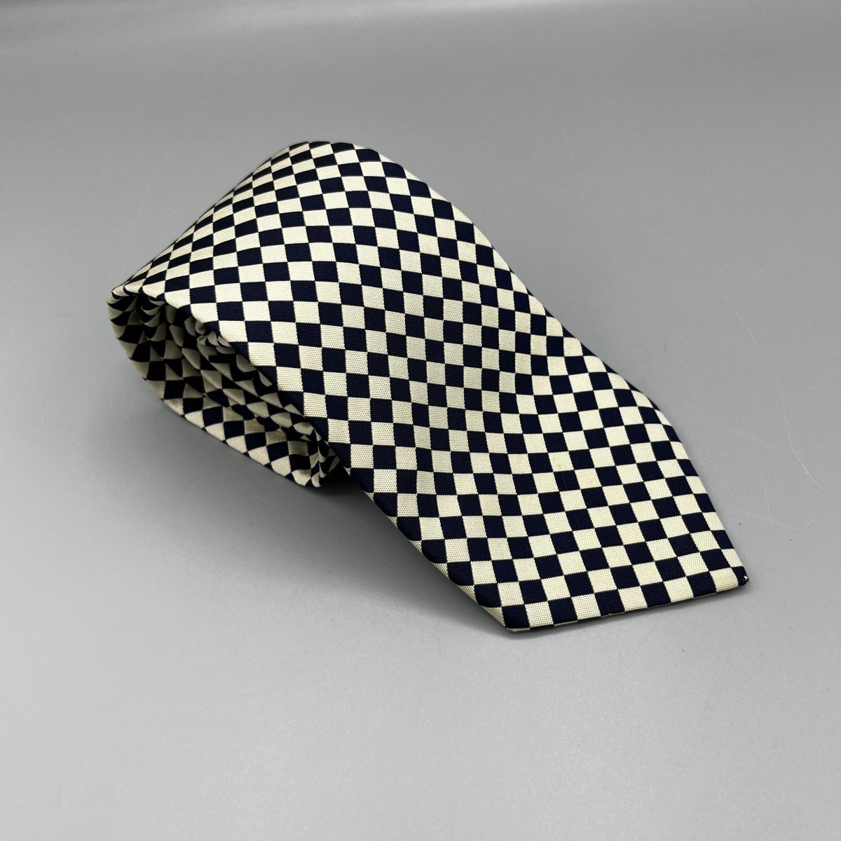 Cravate Hermès à carreaux blancs et noirs - Le Beau Gustave