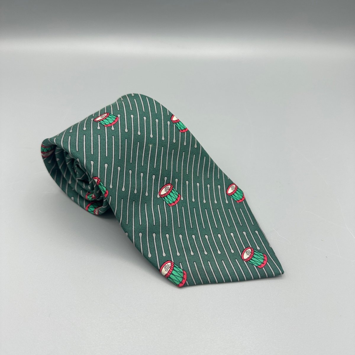 Cravate Hermès à motifs tambour et baguette - Le Beau Gustave