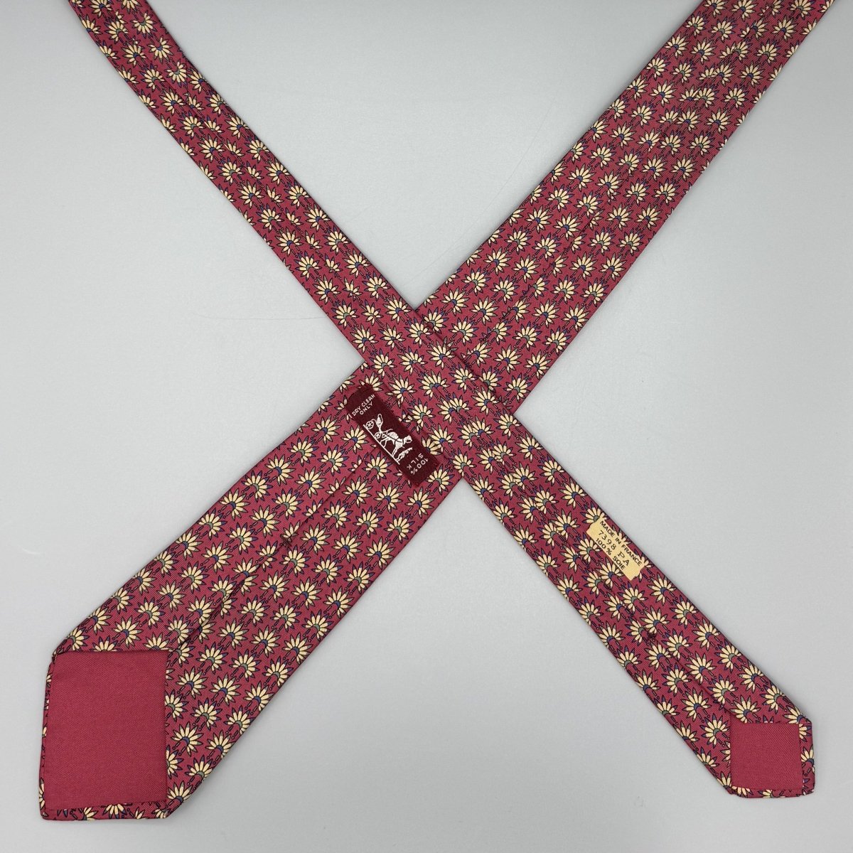 Cravate Hermès bordeaux à motif floral jaune, vert et bleu - Le Beau Gustave
