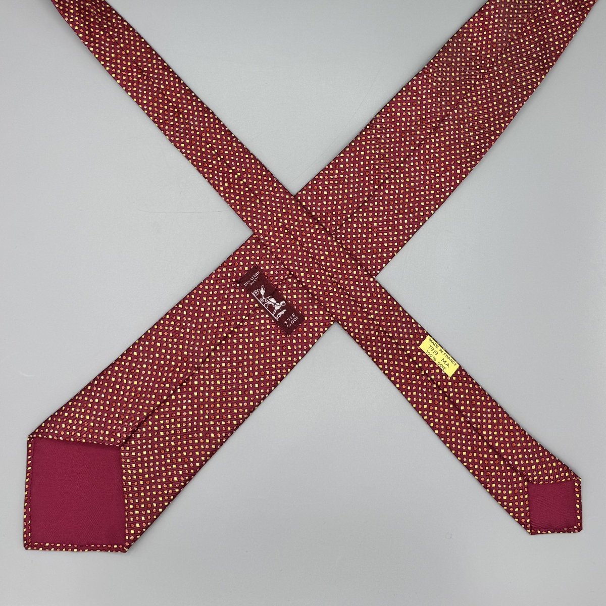 Cravate Hermès bordeaux à petits motifs géométriques jaunes et orange - Le Beau Gustave