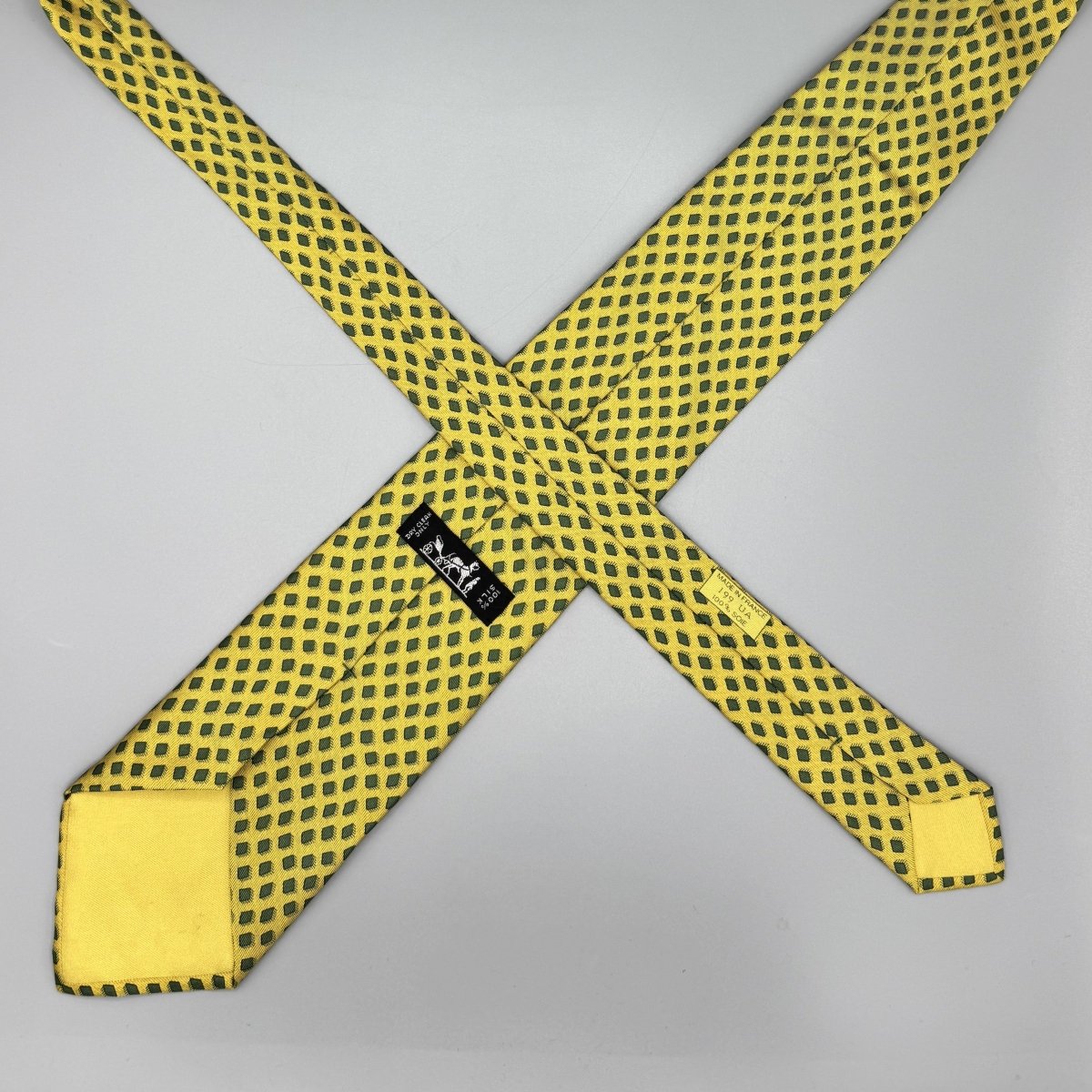 Cravate Hermès jaune à motif losange vert - Le Beau Gustave