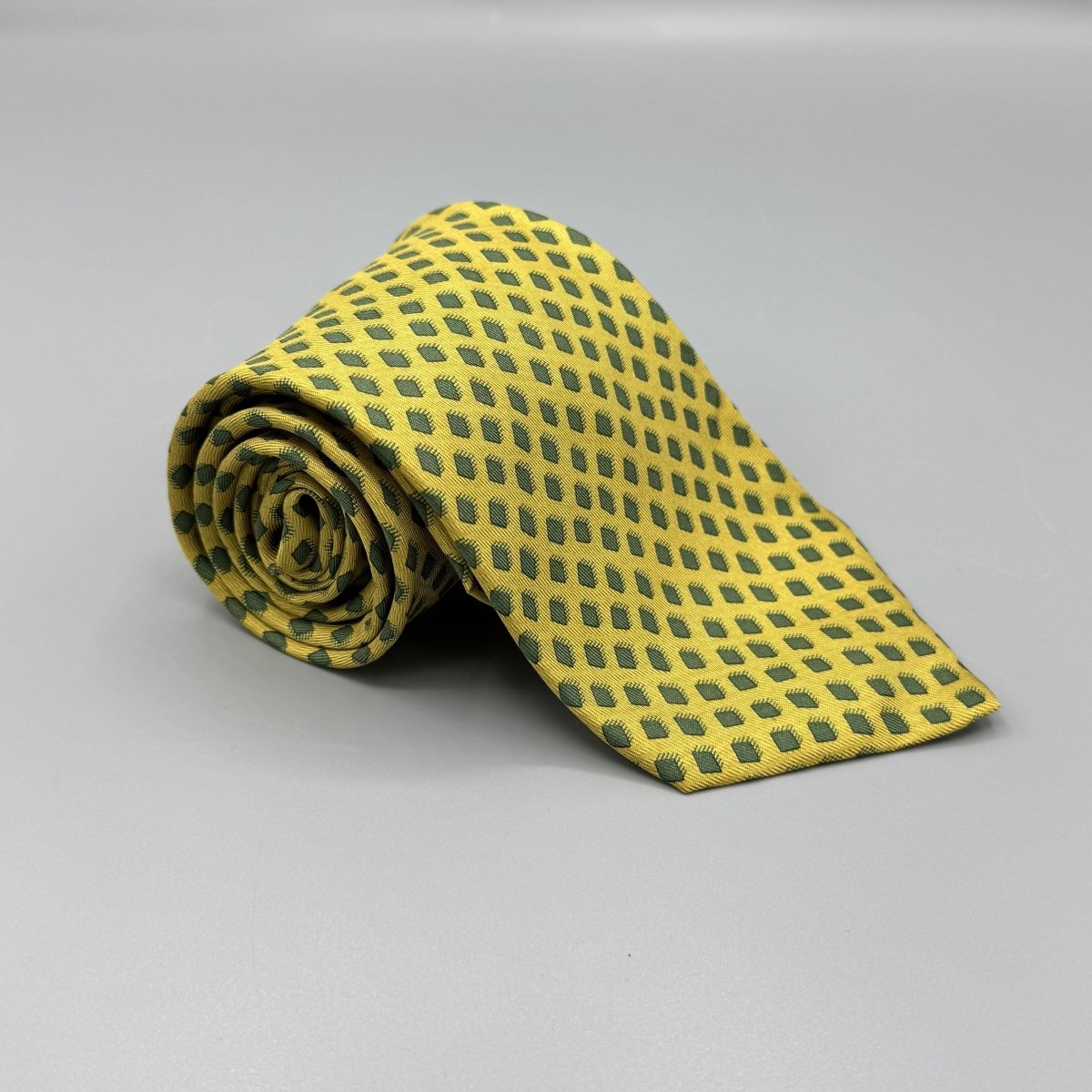 Cravate Hermès jaune à motif losange vert - Le Beau Gustave