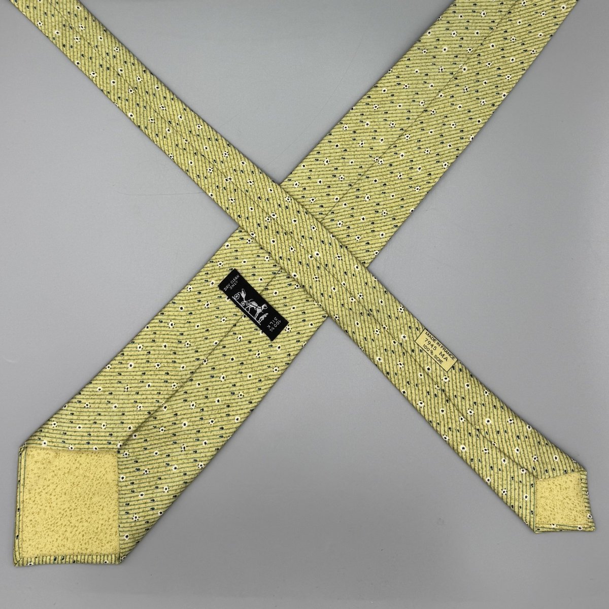 Cravate Hermès jaune-vert à fines rayures diagonales et petits motifs blanc et marine - Le Beau Gustave