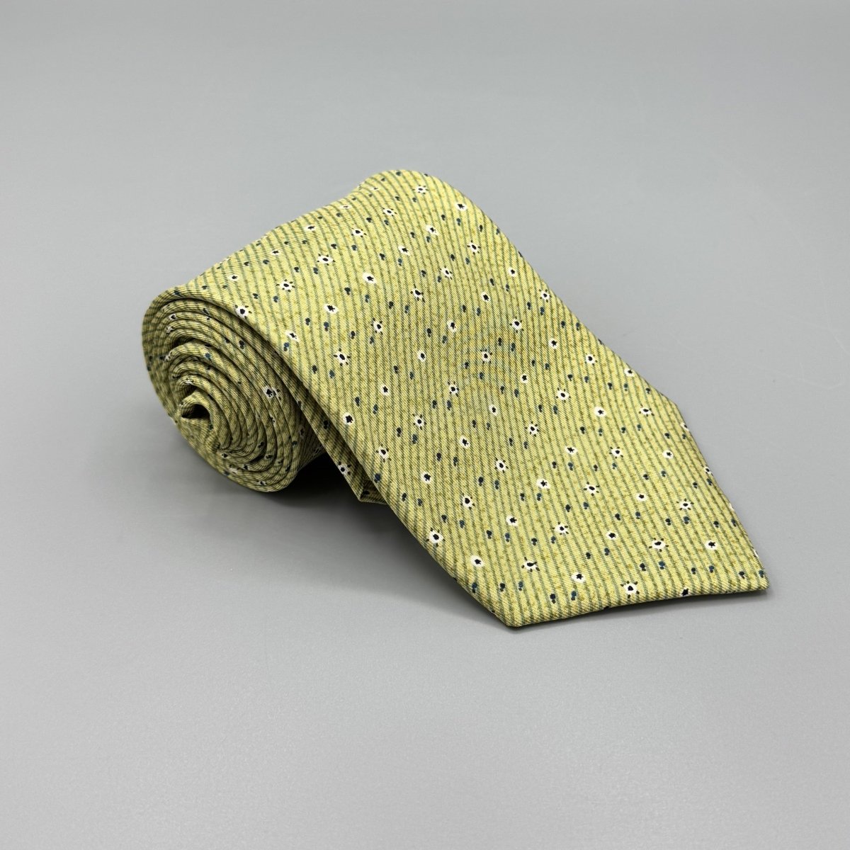 Cravate Hermès jaune-vert à fines rayures diagonales et petits motifs blanc et marine - Le Beau Gustave