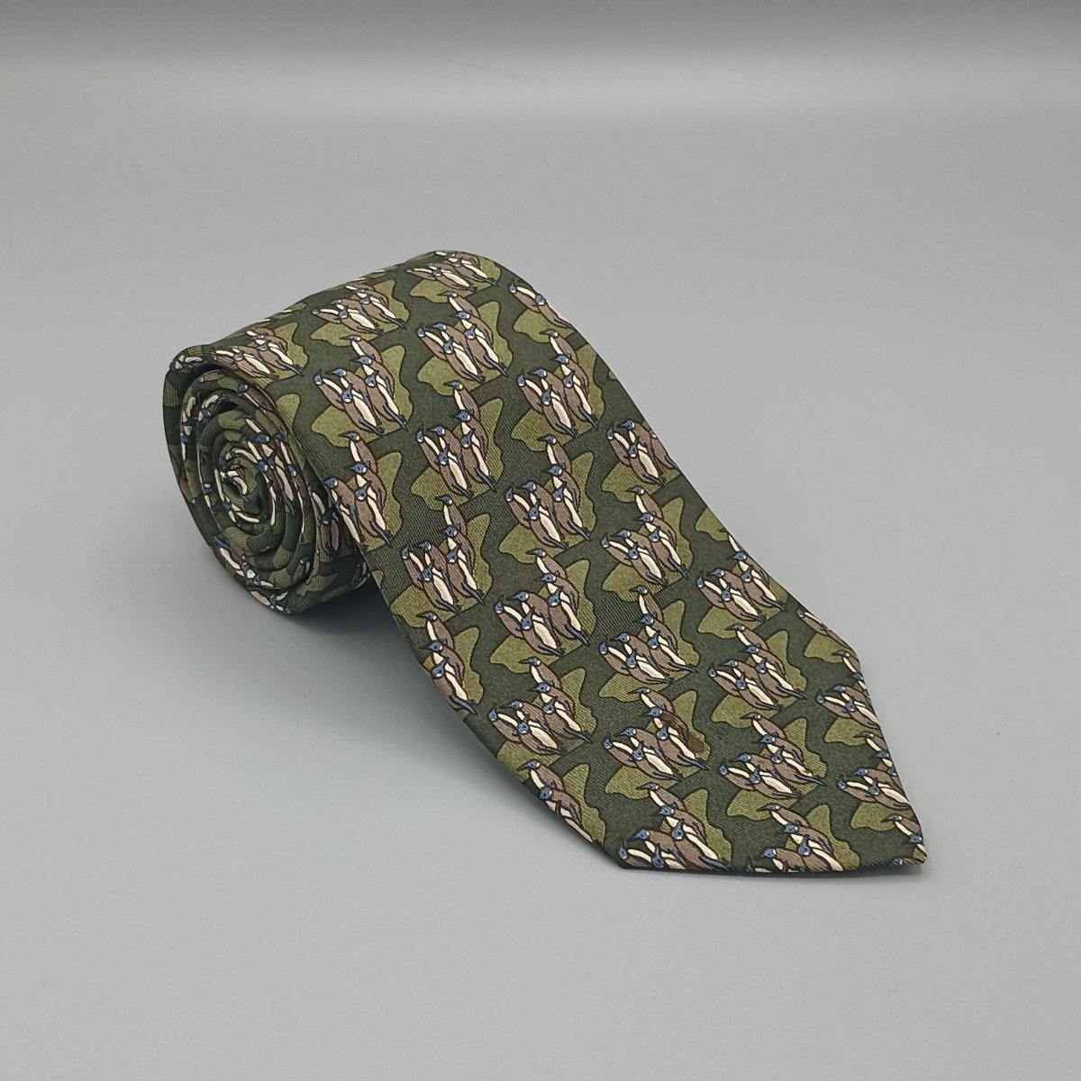 Cravate Hermès kaki à motif - Le Beau Gustave