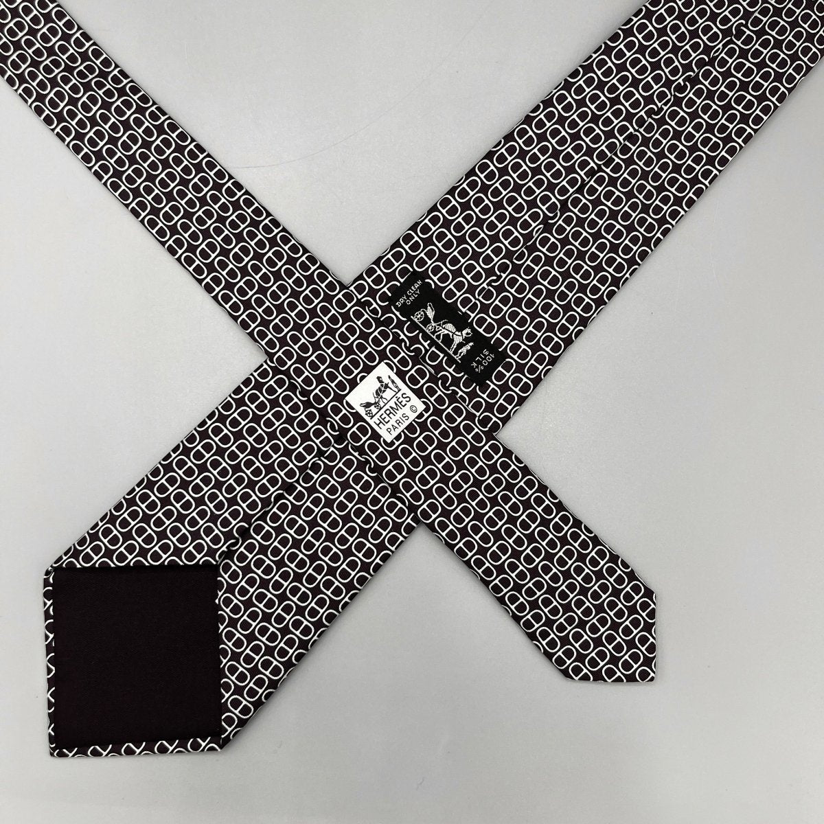 Cravate Hermès marron avec des motifs chaines d'ancres blancs - Le Beau Gustave