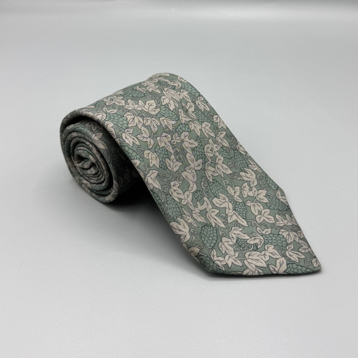 Cravate Hermès vert sauge à motif de vigne beige - Le Beau Gustave